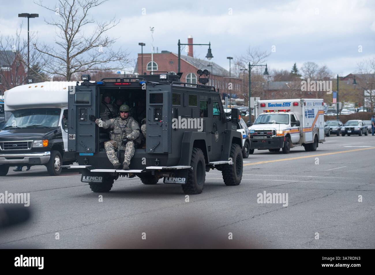 19 avril 2013 - Watertown, Massachusetts, États-Unis - les véhicules de l'équipe spéciale d'intervention patrouillent sur Arsenal Street près du lieu d'une fusillade massive plus tôt aujourd'hui où l'un des présumés bombardiers du Marathon de Boston a été tué et les recherches se poursuivent pour l'autre. (Crédit image : © Jeremiah Robinson/ZUMA Press) Banque D'Images