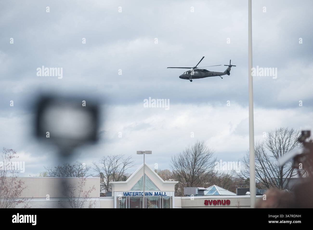 19 avril 2013 - Watertown, Massachusetts, États-Unis - des hélicoptères Blackhawk survolent la scène d'une fusillade massive plus tôt aujourd'hui où l'un des bombardiers présumés du Marathon de Boston a été tué et les recherches se poursuivent pour l'autre. (Crédit image : © Jeremiah Robinson/ZUMAPRESS.com) Banque D'Images