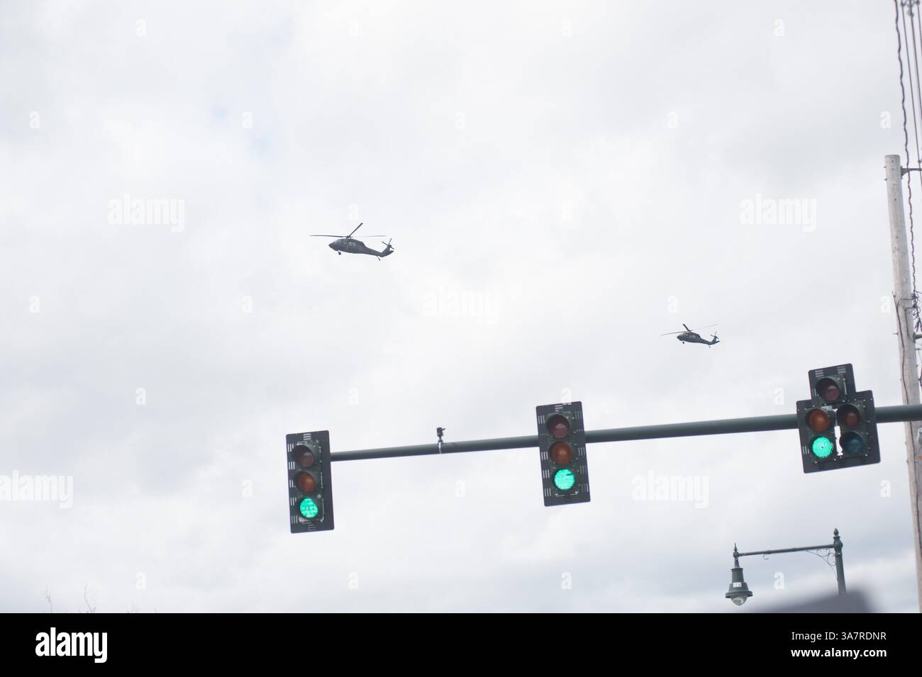 19 avril 2013 - Watertown, Massachusetts, États-Unis - des hélicoptères Blackhawk survolent la scène d'une fusillade massive plus tôt aujourd'hui où l'un des bombardiers présumés du Marathon de Boston a été tué et les recherches se poursuivent pour l'autre. (Crédit image : © Jeremiah Robinson/ZUMAPRESS.com) Banque D'Images