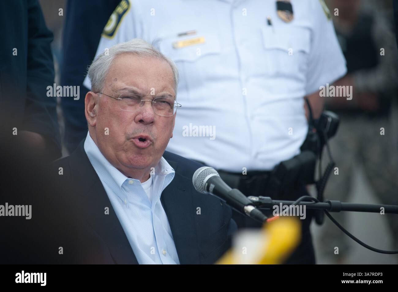 19 avril 2013 - Watertown, Massachusetts, États-Unis - le maire de Boston, THOMAS MENINO, parle aux journalistes sur les lieux d'une fusillade massive plus tôt aujourd'hui où l'un des présumés bombardiers du marathon de Boston a été tué et les recherches se poursuivent pour l'autre. (Crédit image : © Jeremiah Robinson/ZUMAPRESS.com) Banque D'Images