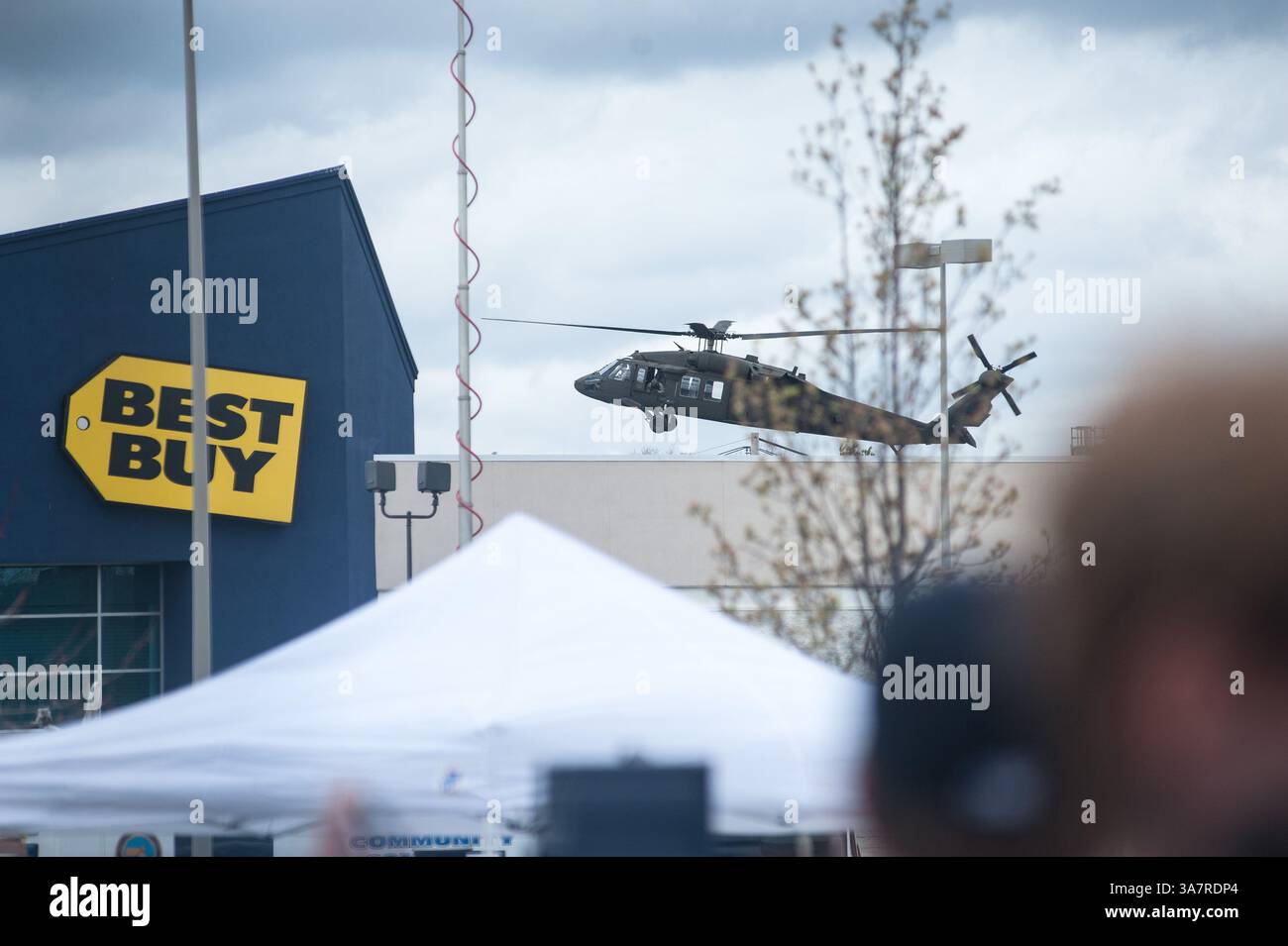 19 avril 2013 - Watertown, Massachusetts, États-Unis - Un hélicoptère Blackhawk atterrit au Watertown Mall près de la scène d'une fusillade massive plus tôt aujourd'hui où l'un des présumés bombardiers du Marathon de Boston a été tué et les recherches se poursuivent pour l'autre. (Crédit image : © Jeremiah Robinson/ZUMAPRESS.com) Banque D'Images