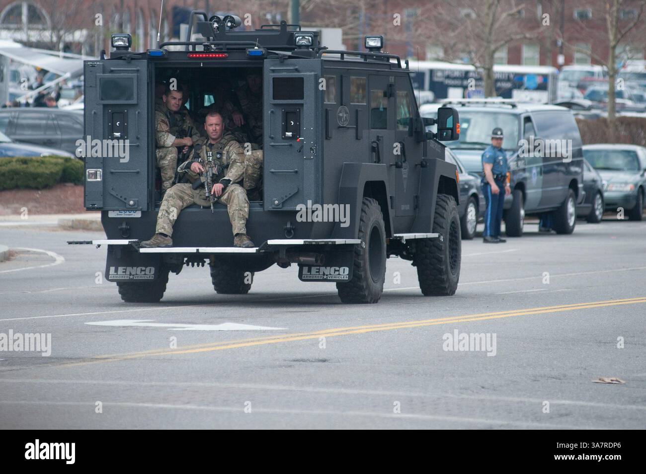 19 avril 2013 - Watertown, Massachusetts, États-Unis - les véhicules de l'équipe spéciale d'intervention patrouillent sur Arsenal Street près du lieu d'une fusillade massive plus tôt aujourd'hui où l'un des présumés bombardiers du Marathon de Boston a été tué et les recherches se poursuivent pour l'autre. (Crédit image : © Jeremiah Robinson/ZUMA Press) Banque D'Images