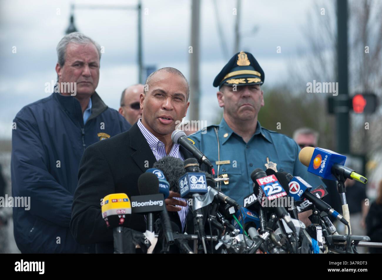 19 avril 2013 - Watertown, Massachusetts, États-Unis - le gouverneur du Massachusetts DEVAL PATRICK parle aux médias sur les lieux d'une fusillade massive plus tôt aujourd'hui où l'un des présumés bombardiers du Marathon de Boston a été tué et les recherches continuent pour l'autre. (Crédit image : © Jeremiah Robinson/ZUMAPRESS.com) Banque D'Images