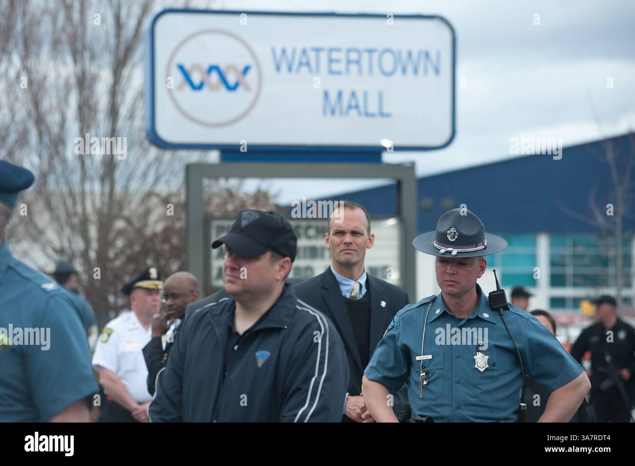 19 avril 2013 - Watertown, Massachusetts, États-Unis - les forces de l'ordre regardent à l'extérieur du Watertown Mall près de la scène d'une fusillade massive plus tôt aujourd'hui où l'un des présumés bombardiers du marathon de Boston a été tué et les recherches continuent pour l'autre. (Crédit image : © Jeremiah Robinson/ZUMAPRESS.com) Banque D'Images