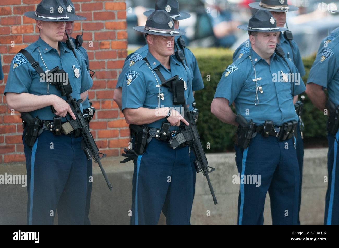 19 avril 2013 - Watertown, Massachusetts, États-Unis - la police d'État du Massachusetts monte la garde devant la scène d'une fusillade massive plus tôt aujourd'hui où l'un des présumés bombardiers du marathon de Boston a été tué et les recherches continuent pour l'autre. (Crédit image : © Jeremiah Robinson/ZUMAPRESS.com) Banque D'Images