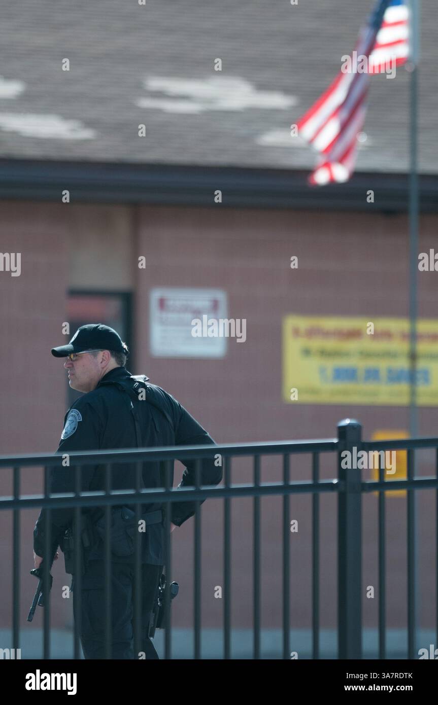 19 avril 2013 - Watertown, Massachusetts, États-Unis - la police d'État du Massachusetts monte la garde à Watertown, ma alors qu'une chasse à l'homme pour l'un des bombardiers du marathon de Boston se poursuit. Des milliers de policiers de tout l'État ont convergé vers Watertown après une nuit de violence qui a fait un policier du MIT mort, un policier de la MBTA grièvement blessé et a conduit à la mort du suspect #1 dans les attentats à la bombe du marathon de Boston. (Crédit image : © Jeremiah Robinson/ZUMAPRESS.com) Banque D'Images