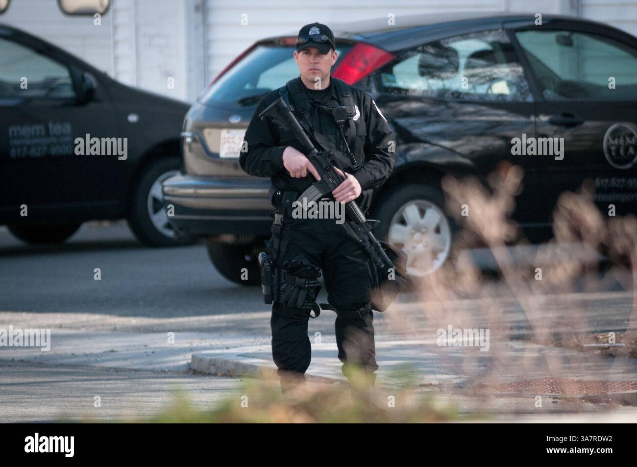 19 avril 2013 - Watertown, Massachusetts, États-Unis - la police d'État du Massachusetts monte la garde à Watertown, ma alors qu'une chasse à l'homme pour l'un des bombardiers du marathon de Boston se poursuit. Des milliers de policiers de tout l'État ont convergé vers Watertown après une nuit de violence qui a fait un policier du MIT mort, un policier de la MBTA grièvement blessé et a conduit à la mort du suspect #1 dans les attentats à la bombe du marathon de Boston. (Crédit image : © Jeremiah Robinson/ZUMAPRESS.com) Banque D'Images