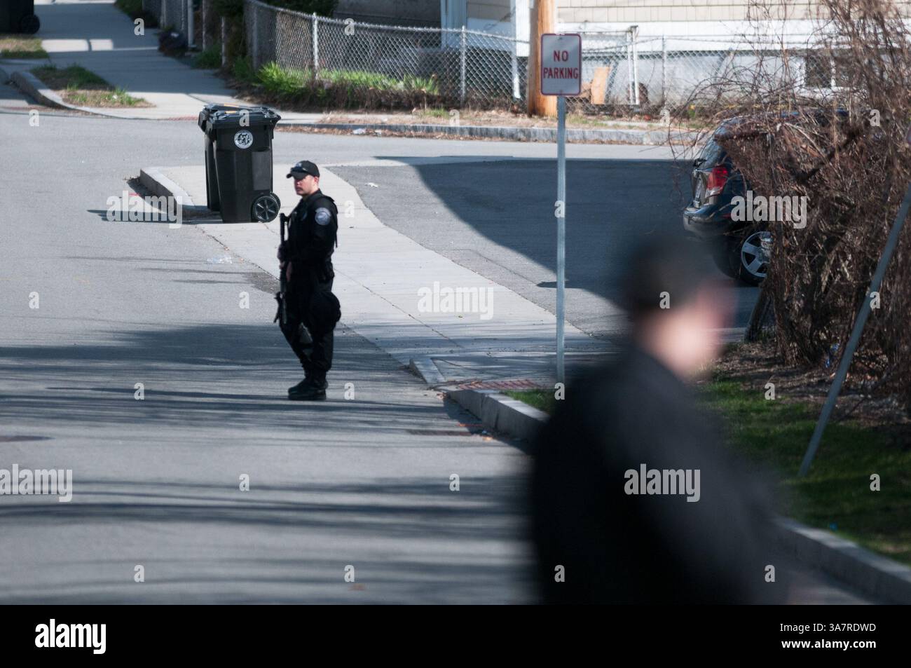 19 avril 2013 - Watertown, Massachusetts, États-Unis - la police d'État du Massachusetts monte la garde à Watertown, ma alors qu'une chasse à l'homme pour l'un des bombardiers du marathon de Boston se poursuit. Des milliers de policiers de tout l'État ont convergé vers Watertown après une nuit de violence qui a fait un policier du MIT mort, un policier de la MBTA grièvement blessé et a conduit à la mort du suspect #1 dans les attentats à la bombe du marathon de Boston. (Crédit image : © Jeremiah Robinson/ZUMAPRESS.com) Banque D'Images