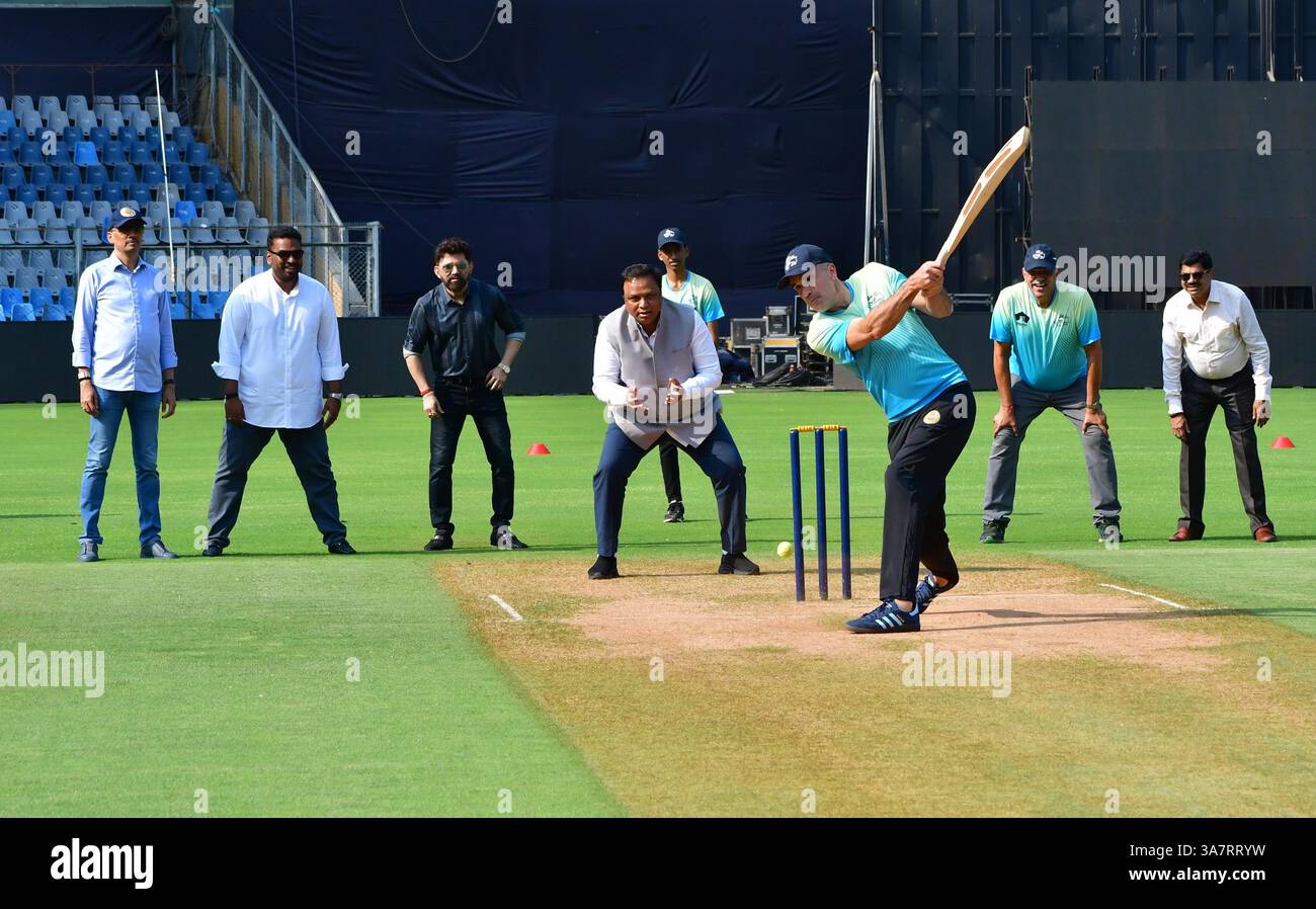 Inde. 27 mars 2025. MUMBAI, INDE - MARS 27 : le premier ministre de l'Australie méridionale Peter Malinauskas joue au cricket avec des étudiants défavorisés, au stade Wankhade, en présence du ministre des technologies de l'information et des affaires culturelles du Maharashtra Ashish Shelar, de la dirigeante de Shiv Sena (UBT) Milind Narvekar et du président du MCA Ajinkya Naik, le 27 mars 2025 à Mumbai, Inde. (Photo de Bhushan Koyande/Hindustan Times/Sipa USA) crédit : Sipa US/Alamy Live News Banque D'Images