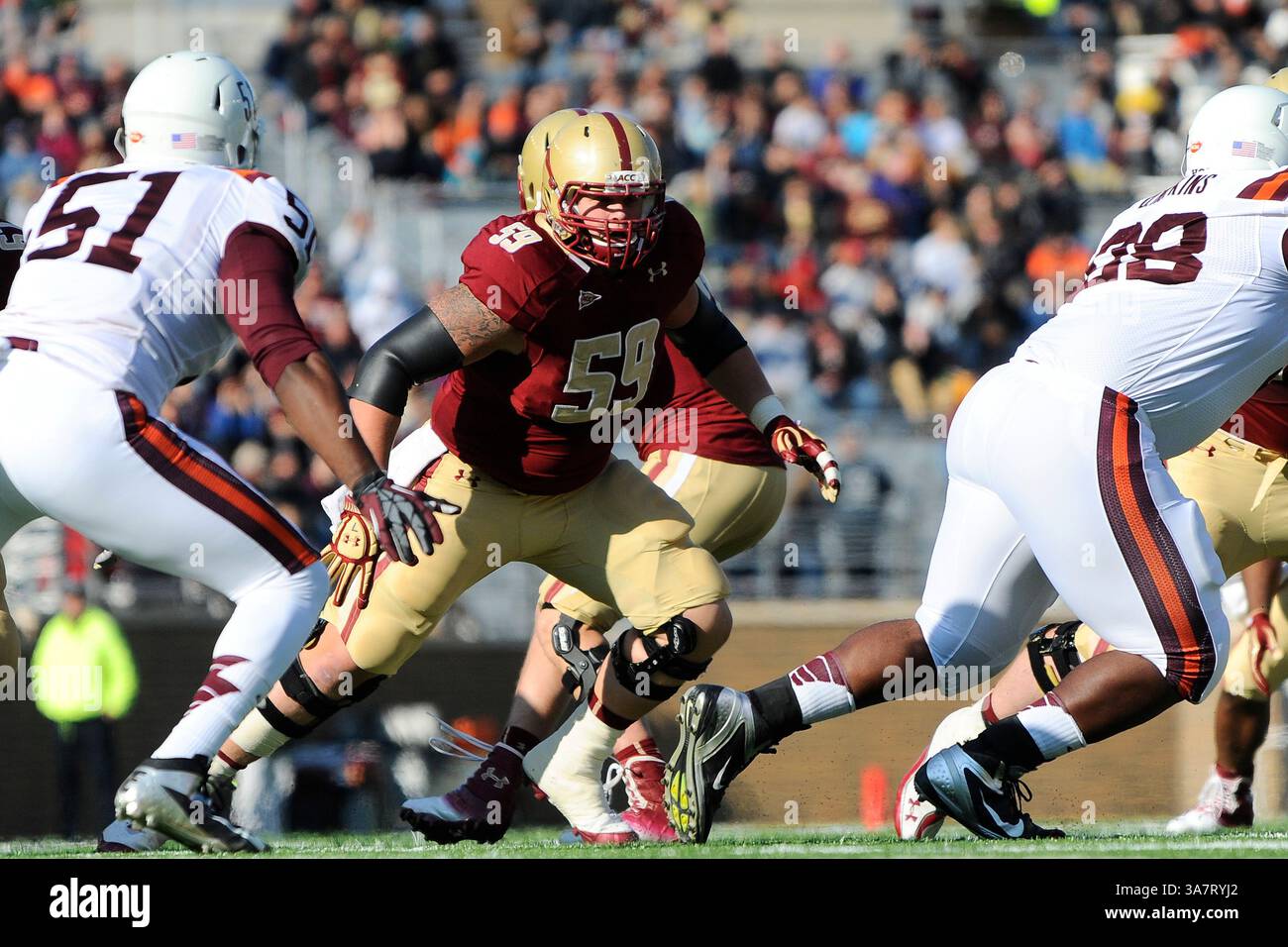 17 novembre 2012 - Chestnut Hill, Massachusetts, États-Unis - Boston College Eagles Center Andy Gallik (59) pendant le match de football Boston College vs Virginia Tech NCAA joué au stade Alumni, à Chestnut Hill Massachusetts. Eric Canha/CSM(image crédit : © Eric Canha/Cal Sport Media/ZUMAPRESS.com) Banque D'Images