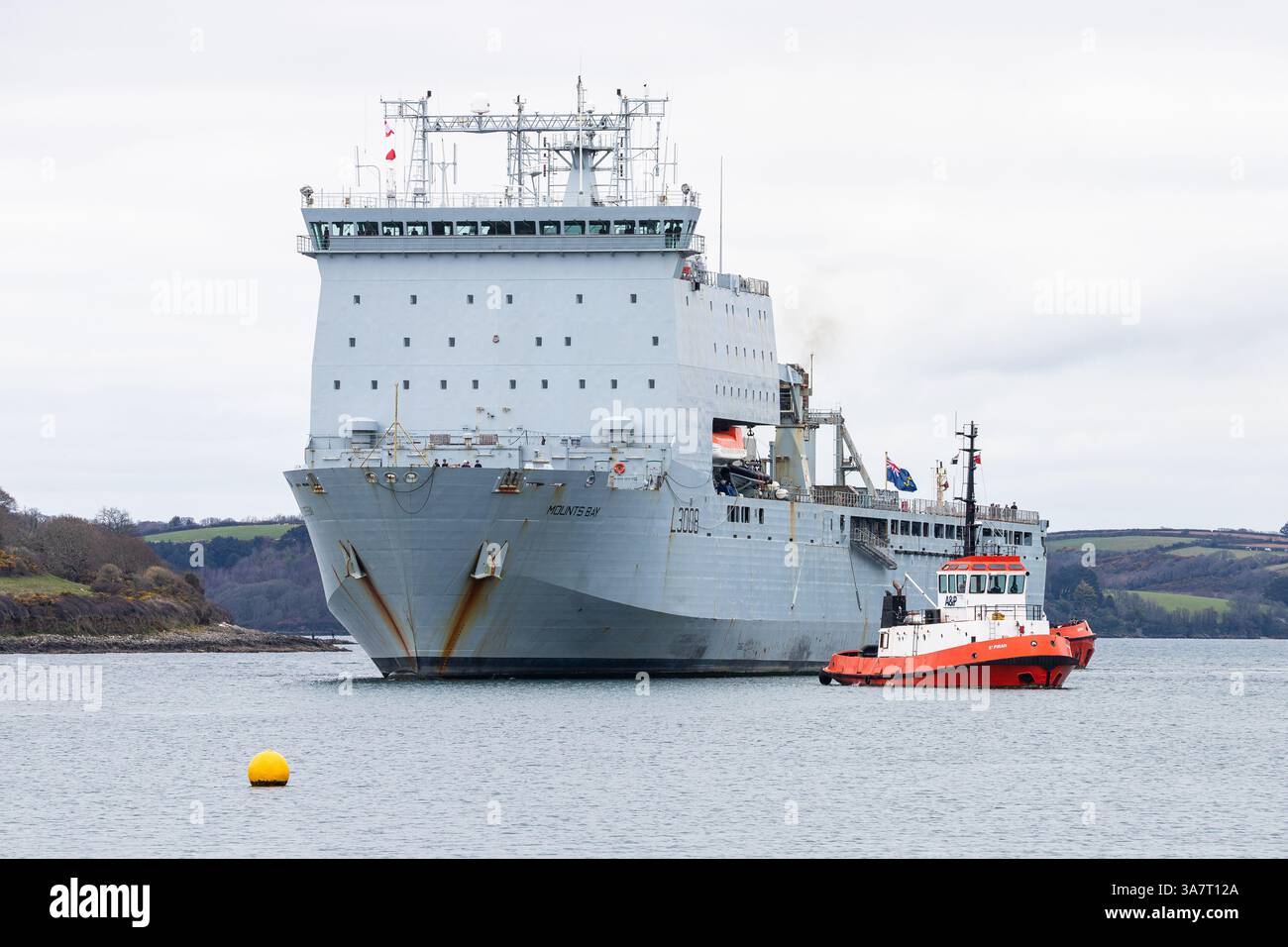 Le navire de la classe Royal Fleet Auxiliary Bay RFA Mounts Bay (L3008) arrive à Falmouth, le 27 mars 2025 Banque D'Images