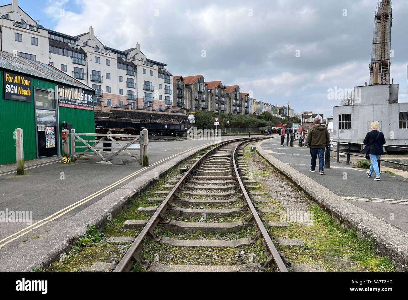 Voies du Bristol Harbour Railway près de la grue à vapeur Fairbairn. Bristol, Angleterre, Royaume-Uni. 26 mars 2025. - Image de stock capturée avec un smartphone