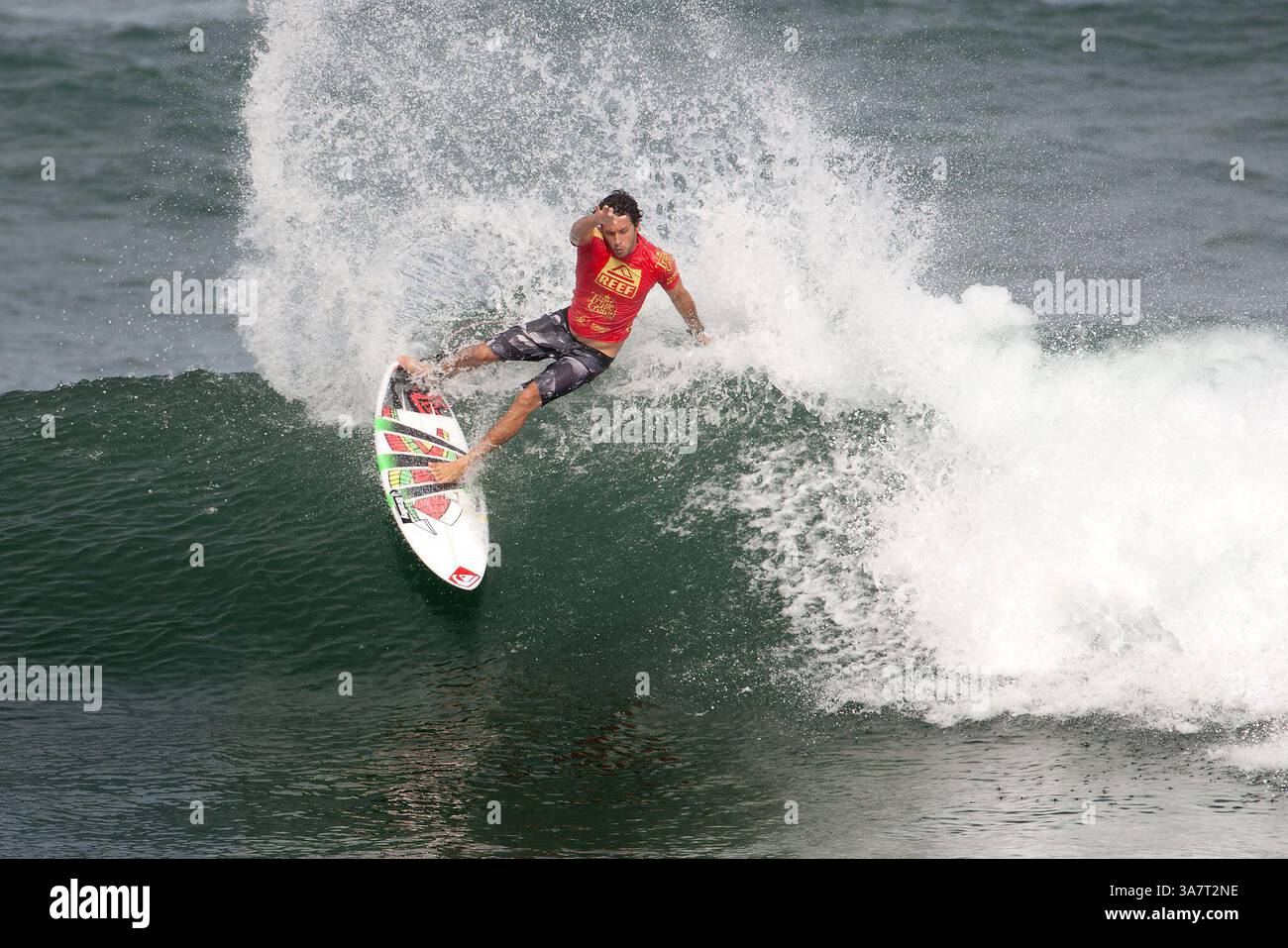 17 novembre 2012 - Halewia, Hawaï, États-Unis - Jeremy Flores de France (photo) a avancé dans la ronde 4 du RÉCIF Hawaiian Pro à Ali'i Beach Park, Haleiwa, Hawaï aujourd'hui. Flores, l'actuel ASP World N°9, a obtenu la victoire au Round 3 avec un total de chaleur de 12,83 points (sur un possible 20.00). Battant D. O'Connell (HAW), G. Hall (IRE) et T. Hendrickson (HAW), Flores avance en quatrième ronde de compétition. (Crédit image : © Kelly Cestari/ASP-Covered images/ZUMAPRESS.com) Banque D'Images