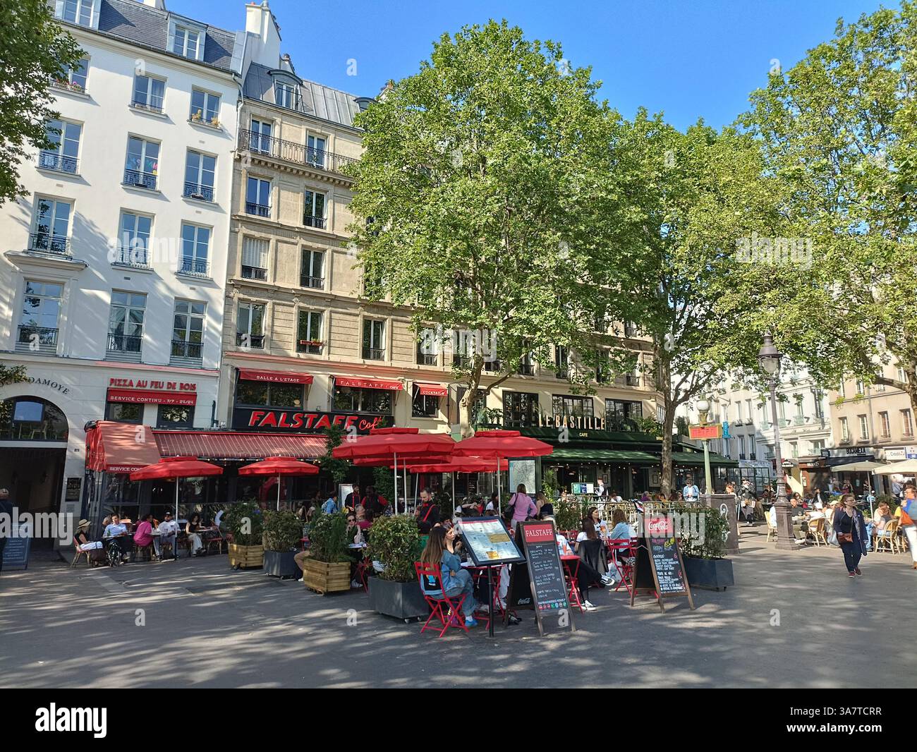 France Paris : terrasse ensoleillee a la Bastille au printemps Banque D'Images