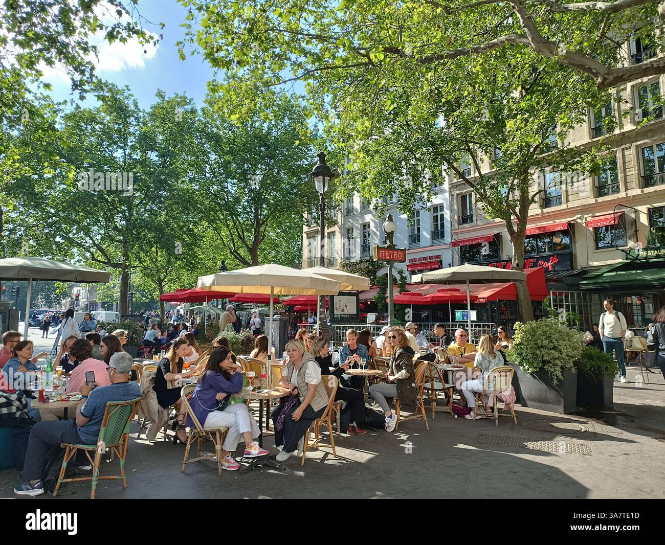 France Paris : terrasse ensoleillee a la Bastille au printemps Banque D'Images