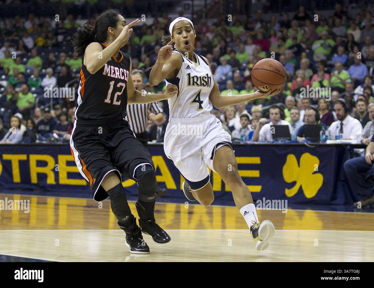 20 novembre 2012 - South Bend, Indiana, États-Unis d'Amérique - 20 novembre 2012 : le garde de notre Dame Skylar Diggins (4) se dirige vers le panier alors que la garde Mercer Jessica Prieto (12) défend lors d'un match de basket féminin de la NCAA entre le notre Dame Fighting Irish et les Mercer Bears au Pavillon Purcell au Joyce Center à South Bend, Indiana. Notre Dame a battu Mercer 93-36.(image crédit : © John Mersits/Cal Sport Media/ZUMAPRESS.com) Banque D'Images