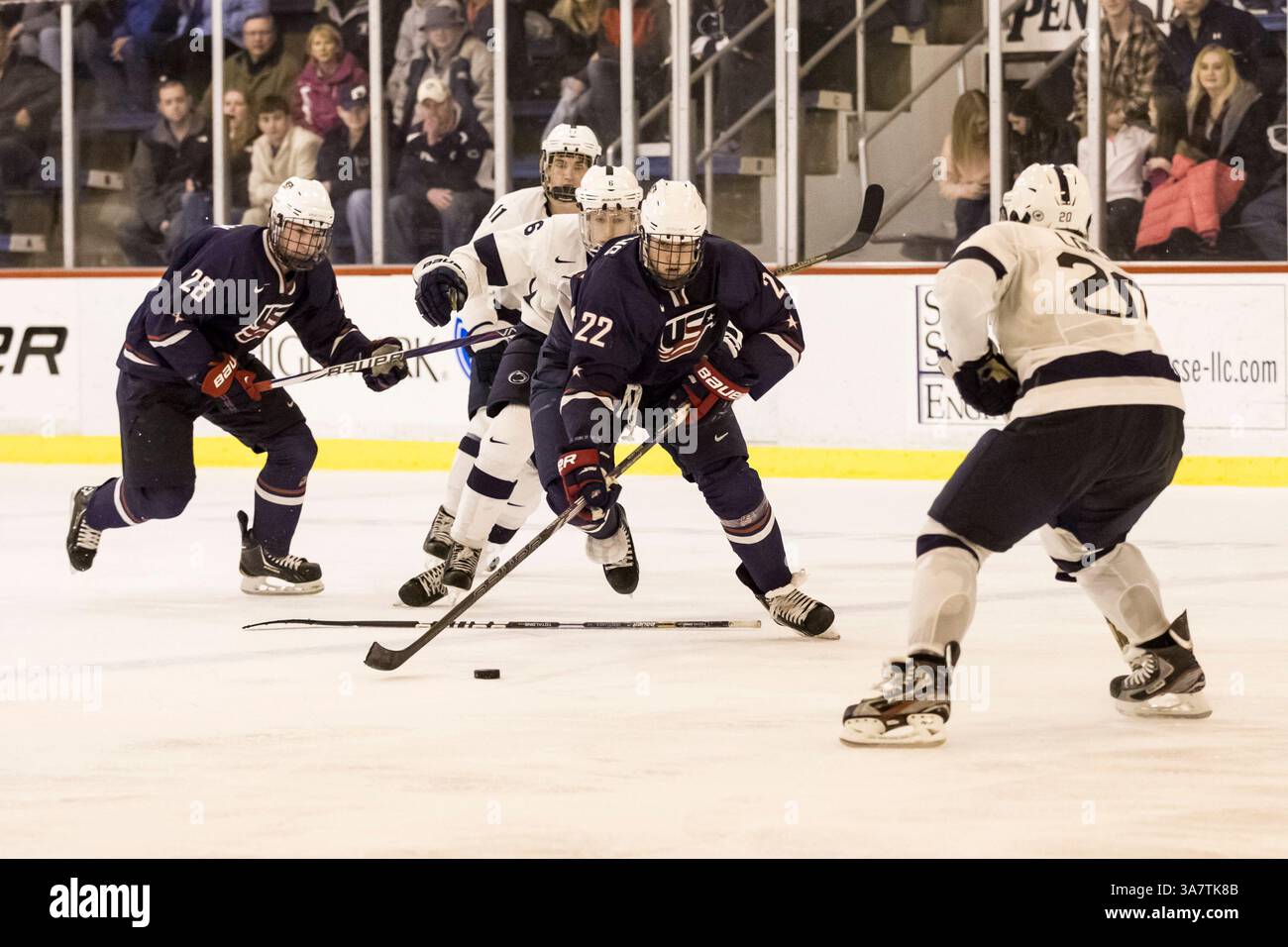 11 janvier 2013 : L'attaquant Hudson Fasching (22 ans) de l'équipe nationale des moins de 18 ans des États-Unis amène la rondelle dans la zone avec le défenseur Peter Sweetland (6 ans) des Nittany Lions de Penn State qui lance la chasse alors que le défenseur Joseph Lordo (20 ans) entre l'équipe nationale des moins de 18 ans des États-Unis et les Nittany Lions de Penn State au Greenberg Ice Pavilion à University Park, en Pennsylvanie. Les Nittany Lions de Penn State ont battu l'équipe nationale des moins de 18 ans des États-Unis, 5-2 (crédit image : © Chris Szagola/Cal Sport Media/ZUMAPRESS.com) Banque D'Images