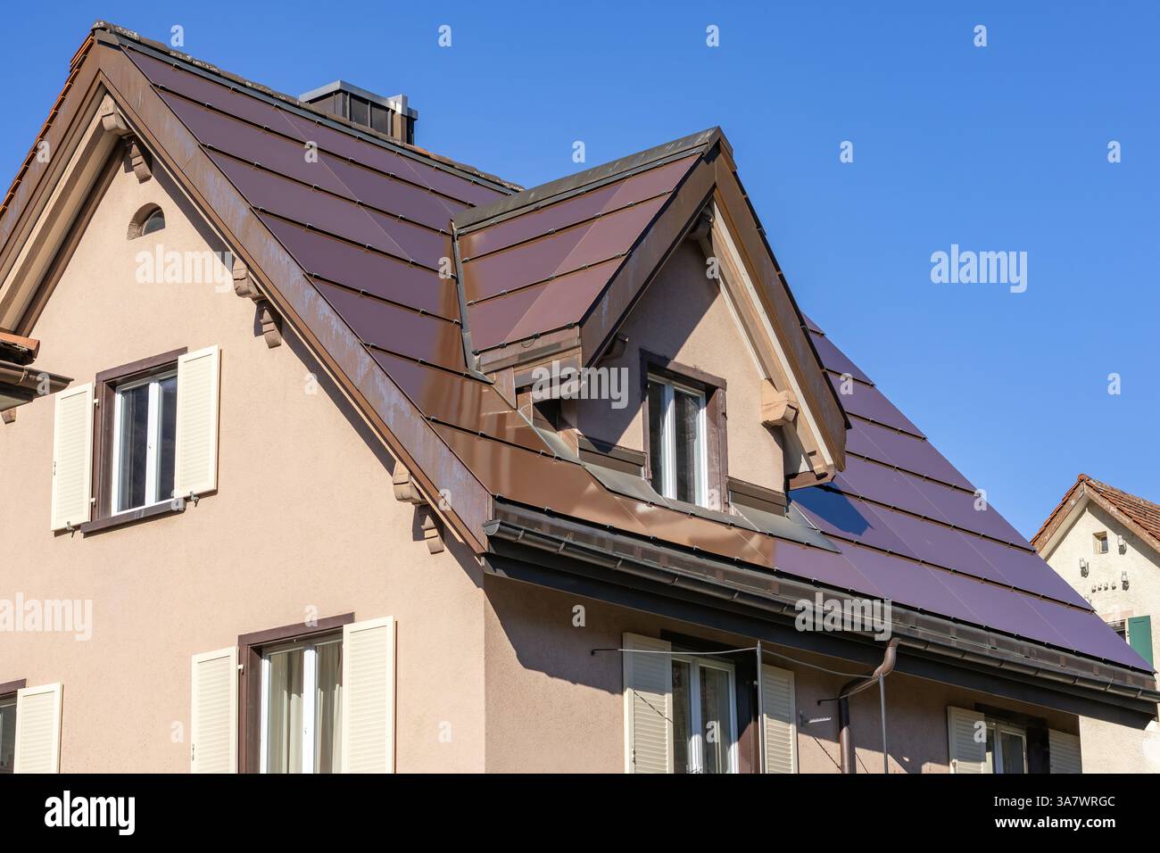 maison ancienne avec toit solaire complet Banque D'Images