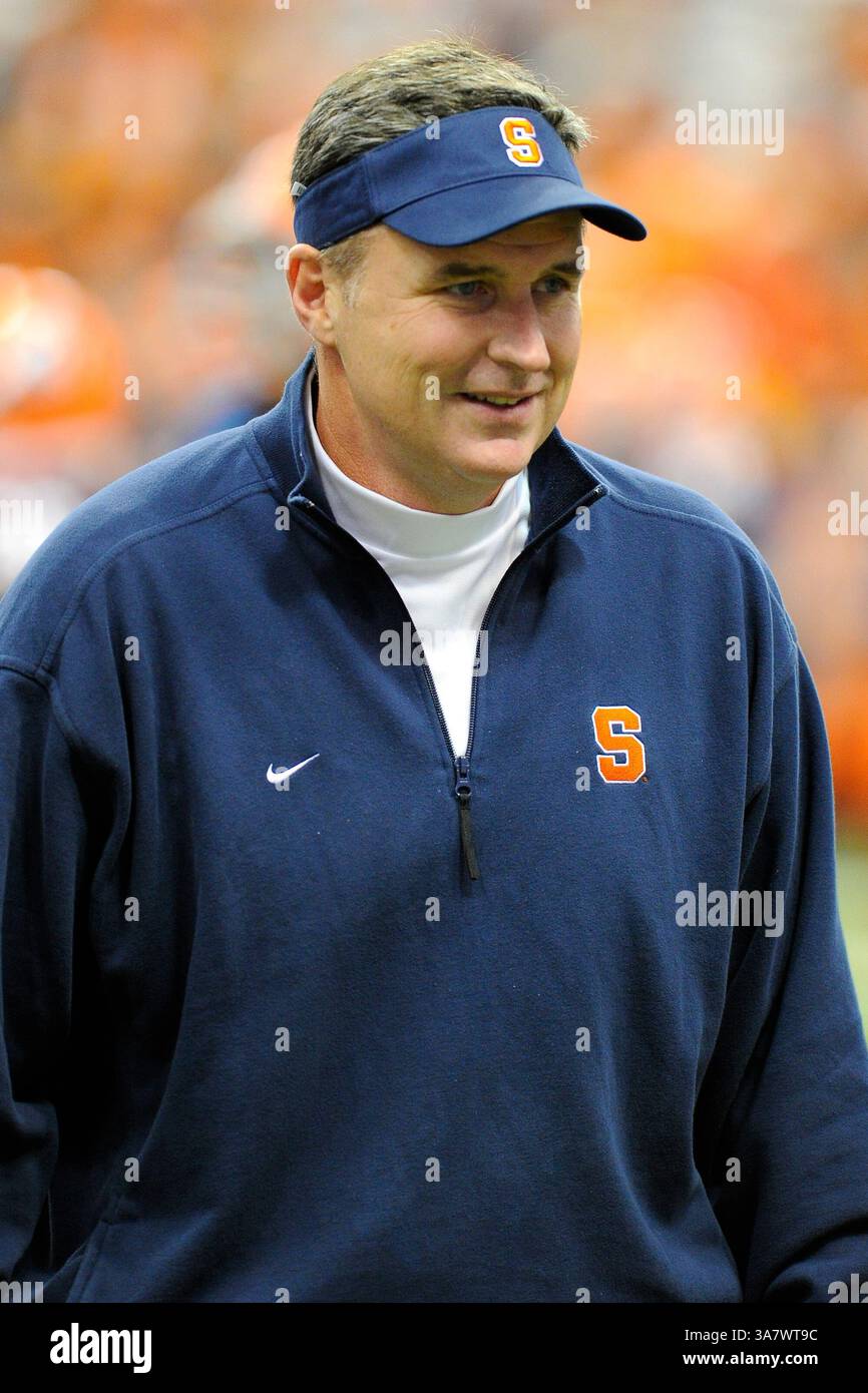 19 octobre 2012 - Syracuse, New York, U. S - 19 octobre 2012 : Doug Marrone, entraîneur-chef de Syracuse Orange, regarde avant le début du match contre les Huskies du Connecticut au Carrier Dome à Syracuse, New York. (Crédit image : © Rich Barnes/Cal Sport Media/ZUMAPRESS.com) Banque D'Images