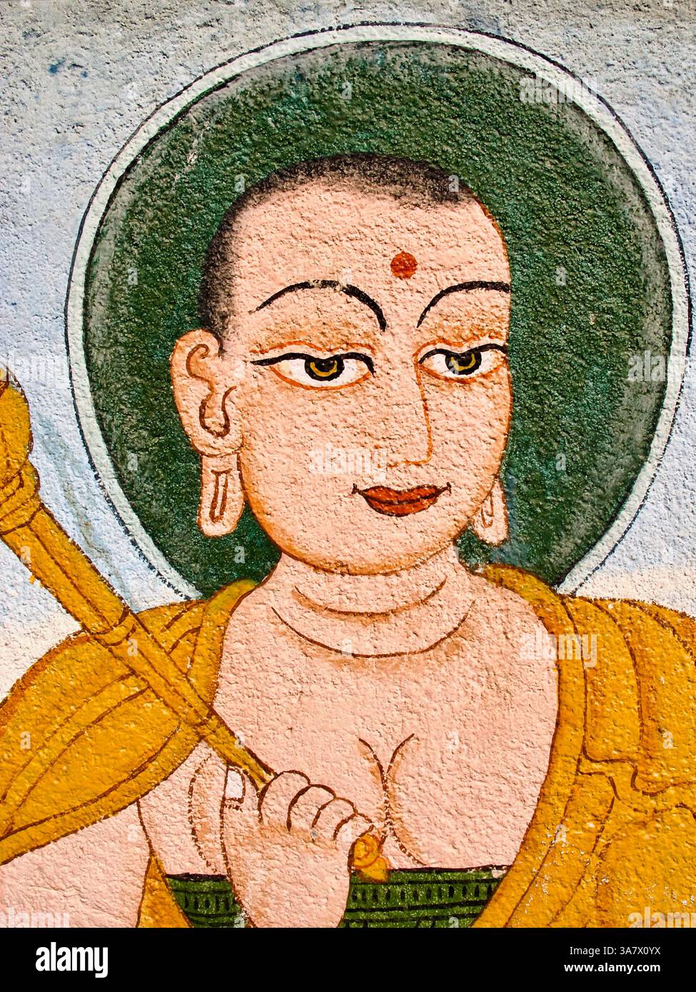 Gros plan de la figure peinte du disciple de Bouddha Mahākāśyapa tenant un bol d'aumônes, d'une fresque murale dans un temple Newar Patan dans la vallée de Katmandou, au Népal. Banque D'Images