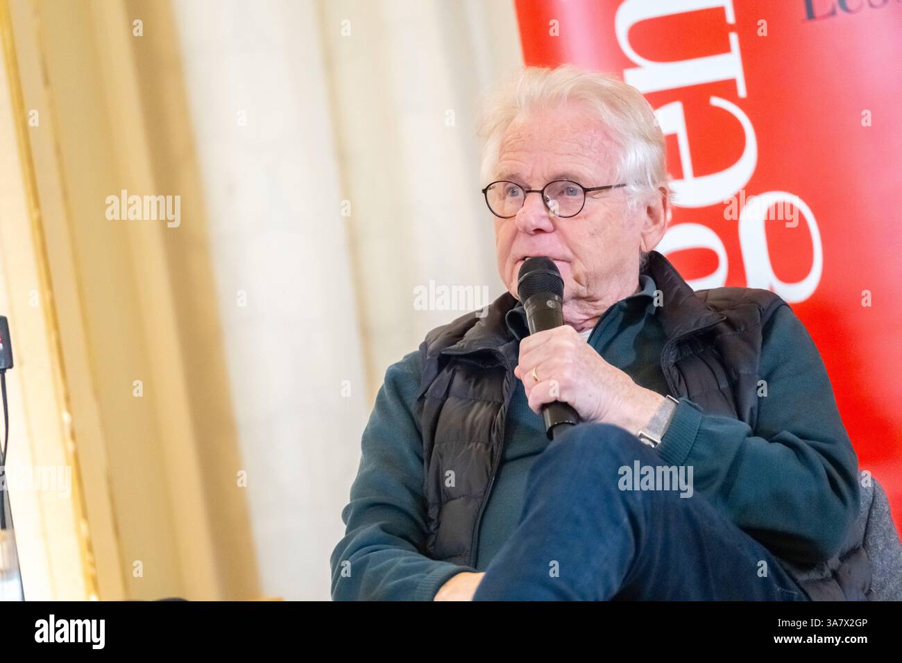 Leipzig est - in der Alten Handelsbörse. Daniel Cohn-Bendit, genannt Dany, ikone im französischen mai 1968 und bekannt geworden als anti-autoritäre Autorität der 70er. Kein Berufsrevolutionär geworden, sondern Kindergärtner, Buchhändler, Herausgeber des Sponti-Magazins ºPflasterstrand¹, Realo-Anführer BEI den Grünen, 1990 Stadtrat für Multikulturelle Angelegenheiten in Frankfurt, dann zwanzig Jahre Mitglied des Europaparlaments, abwechselnd als Spitzenkandidat in Deutschland und in Frankreich. Heute Autor von Dokumentarfilmen, Debattenredner und Kommentator des Zeitgeschehens in Französische Banque D'Images