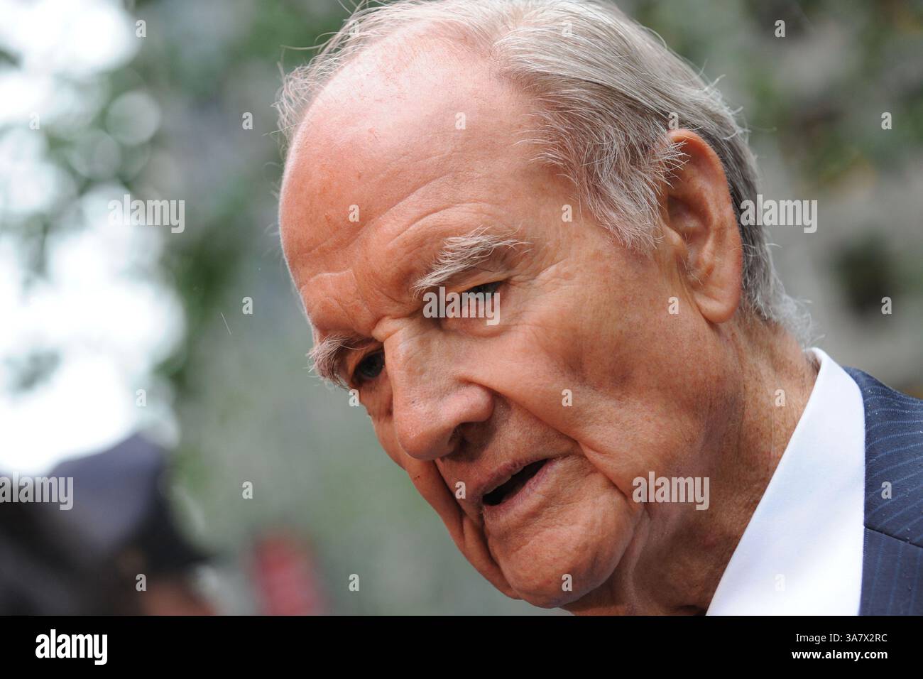 George McGovern, un pilote de bombardier décoré de la seconde Guerre mondiale qui représentait le Dakota du Sud à la Chambre et au Sénat, a fait campagne contre l'implication des États-Unis au Vietnam dans sa candidature démocrate de 1972 à la présidence et perdu dans un glissement de terrain face à Richard M. Nixon, décédé le dimanche 21 octobre 2012. Il avait 90 ans. PHOTO : 23 juillet 2009 - New York, New York, États-Unis - GEORGE MCGOVERN aux funérailles de Walter Cronkite, décédé vendredi dernier, 17 juillet, dans son appartement de Manhattan à l'âge de 92 ans. (Crédit image : © Sharkpixs/ZUMAPRESS.com) Banque D'Images