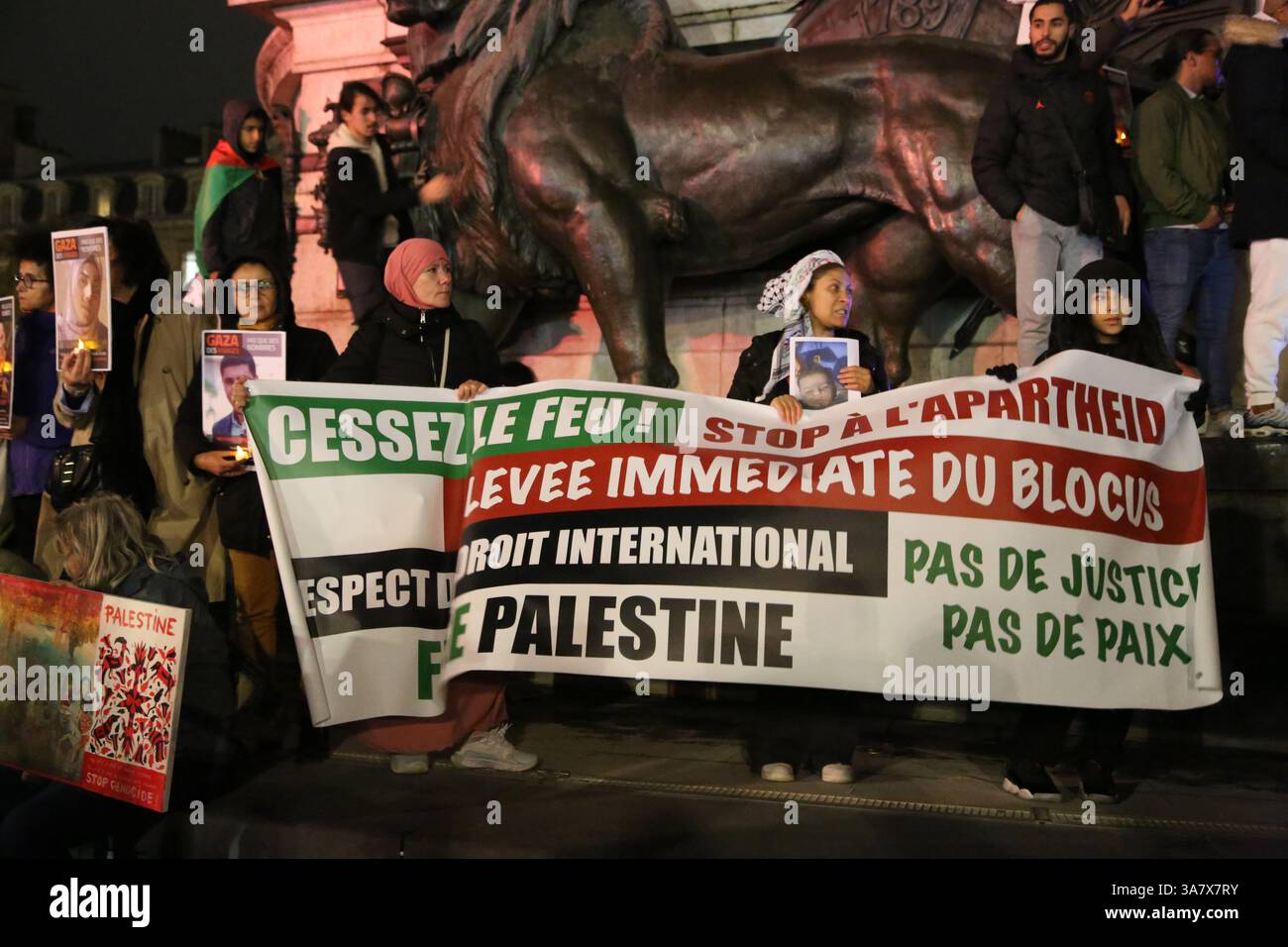 Rassemblement pro-palestinien autorisé à Paris : des militants soutenant la cause palestinienne ont manifesté en République pour appeler à un cessez-le-feu à Gaza Banque D'Images