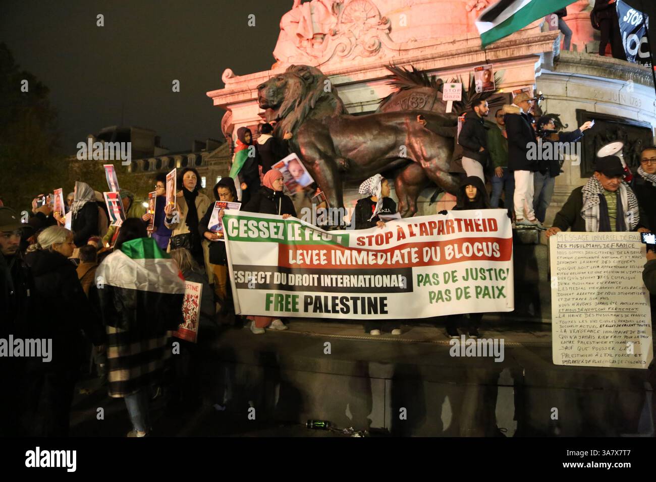 Rassemblement pro-palestinien autorisé à Paris : des militants soutenant la cause palestinienne ont manifesté en République pour appeler à un cessez-le-feu à Gaza Banque D'Images