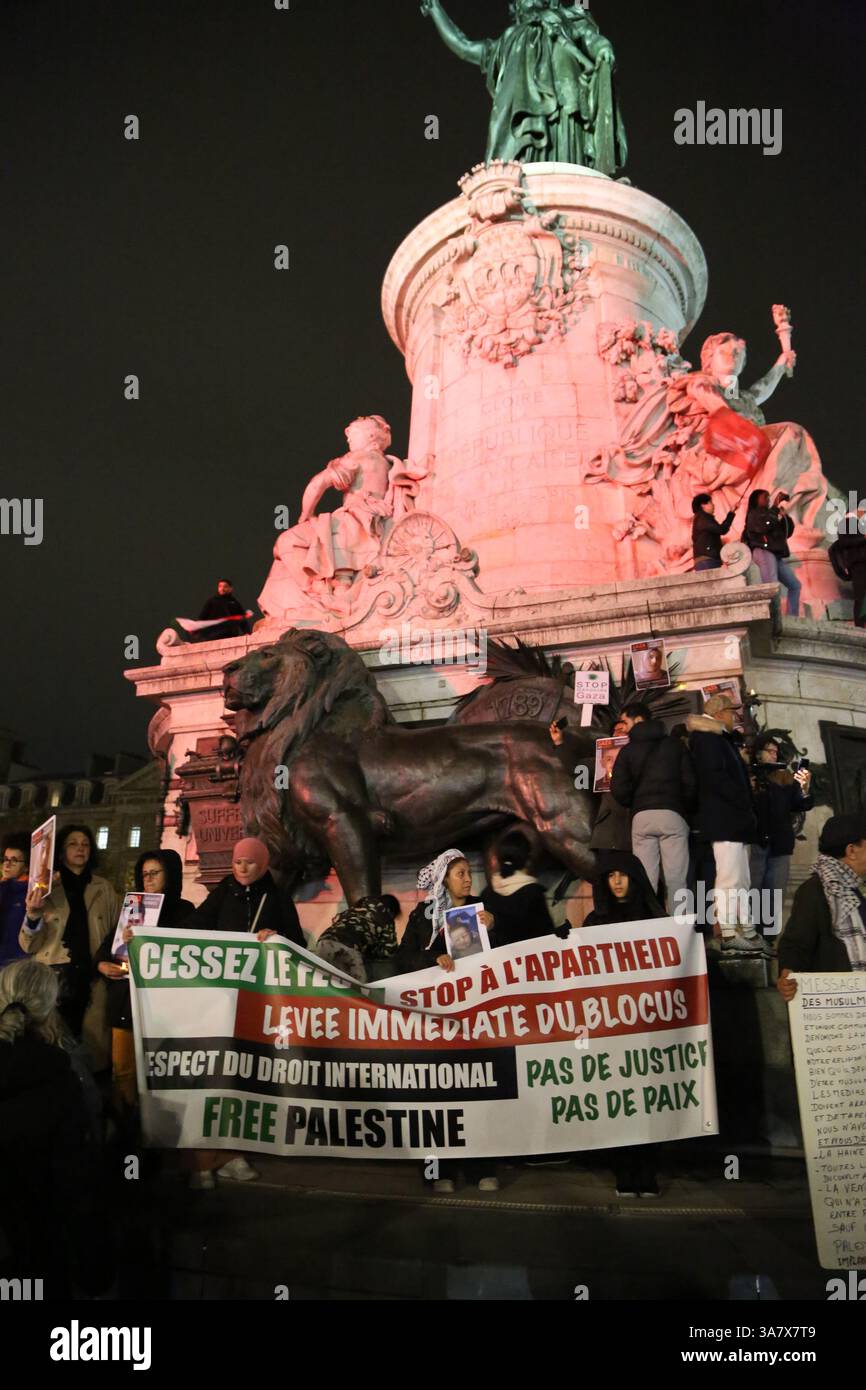 Rassemblement pro-palestinien autorisé à Paris : des militants soutenant la cause palestinienne ont manifesté en République pour appeler à un cessez-le-feu à Gaza Banque D'Images