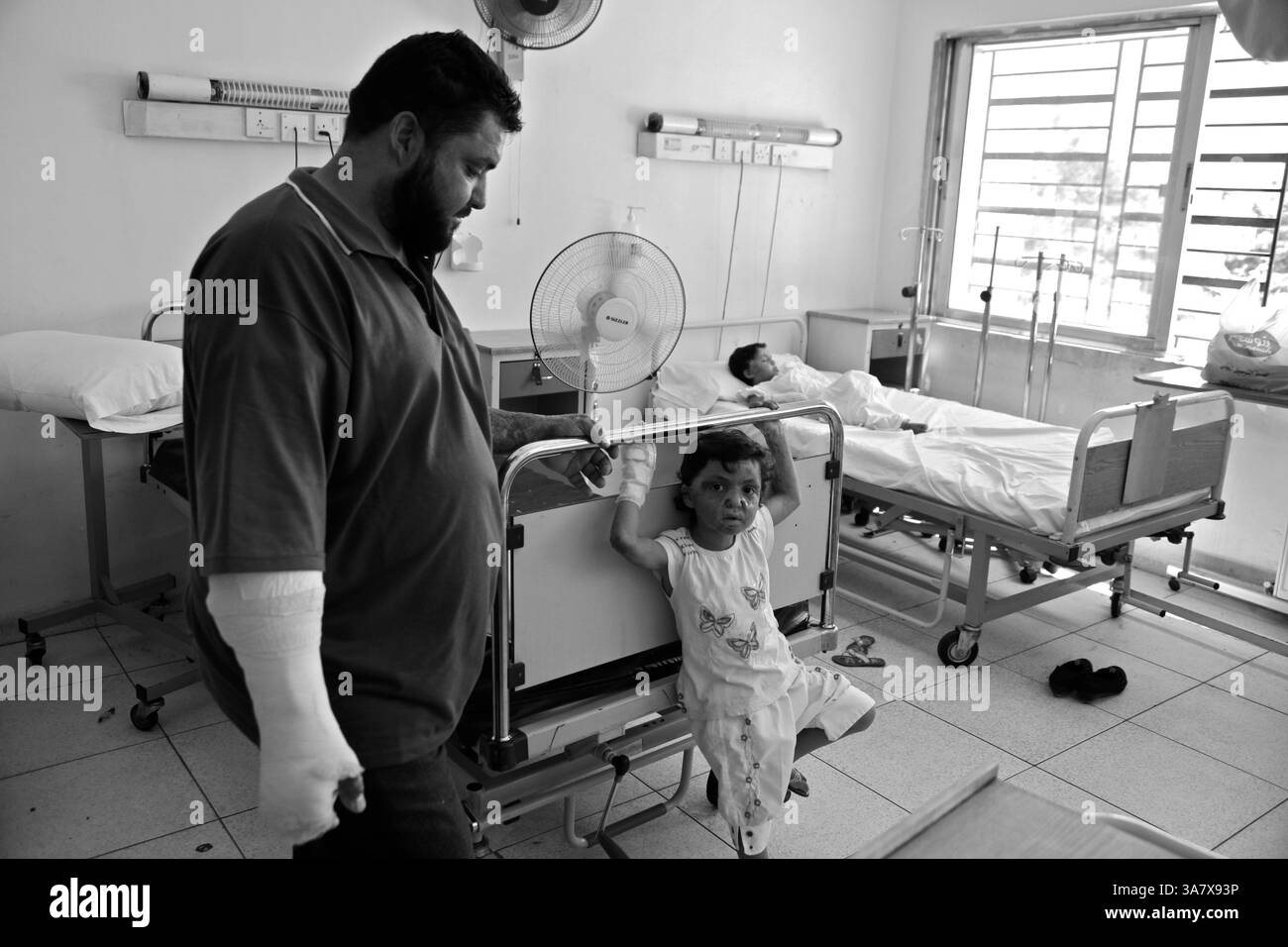 16 juillet 2012 - Amman, Jordanie - Abdul et ses deux enfants reçoivent des soins pour leurs blessures de la part d'un tank syrien qui a tiré sur leur maison alors qu'il assiégeait la ville de Homs, effondrant le plafond sur lui et sa famille brûlant gravement leurs corps. Abdul et sa famille ont été escortés par l’Armée syrienne libre dans un dangereux trek vers le sud à la frontière jordanienne pour recevoir des soins médicaux. Ils reçoivent maintenant des soins reconstructifs dans le cadre du projet MSF à Amman. Médecins sans frontières alias médecins sans frontières (MSF) a ouvert un programme chirurgical à Amman, en Jordanie, en 2006 pour soigner les blessés Banque D'Images