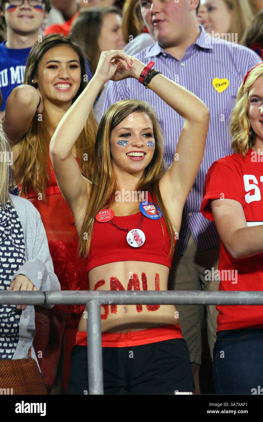 18 octobre 2012 - Dallas, Texas, États-Unis d'Amérique - les fans des Mustangs méthodistes du Sud célèbrent le match entre les Mustangs SMU et les Cougars de Houston au stade Gerald J. Ford de Dallas, Texas. SMU a battu Houston 72-42. (Crédit image : © Matt Pearce/ZUMAPRESS.com) Banque D'Images