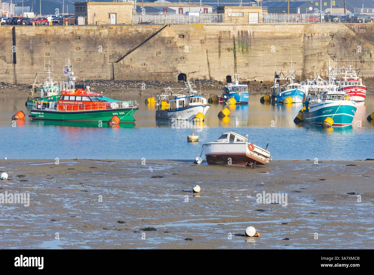 Petits bateaux à l'entrée du port (balise des moles des Noire) de Saint-Malo (Ille-et-Vilaine) en Bretagne, France à marée basse Banque D'Images