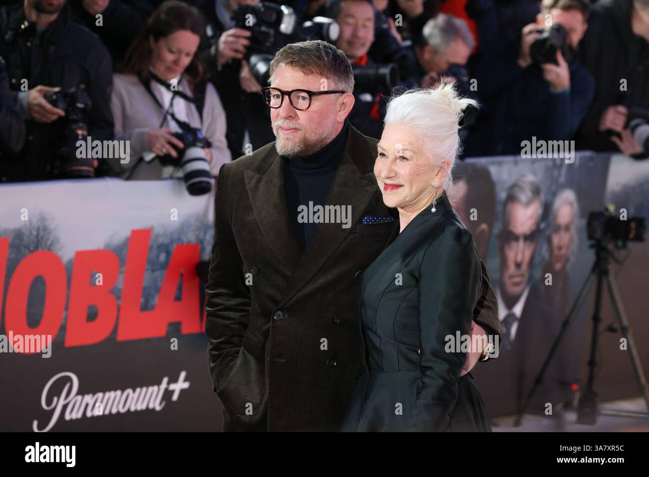 LONDRES, ANGLETERRE - MARS 27 : Dame Helen Mirren et Guy Ritchie assistent à la première mondiale MobLand à l'Odeon luxe Leicester Square le 27 mars 2025 à Londres, Angleterre Banque D'Images