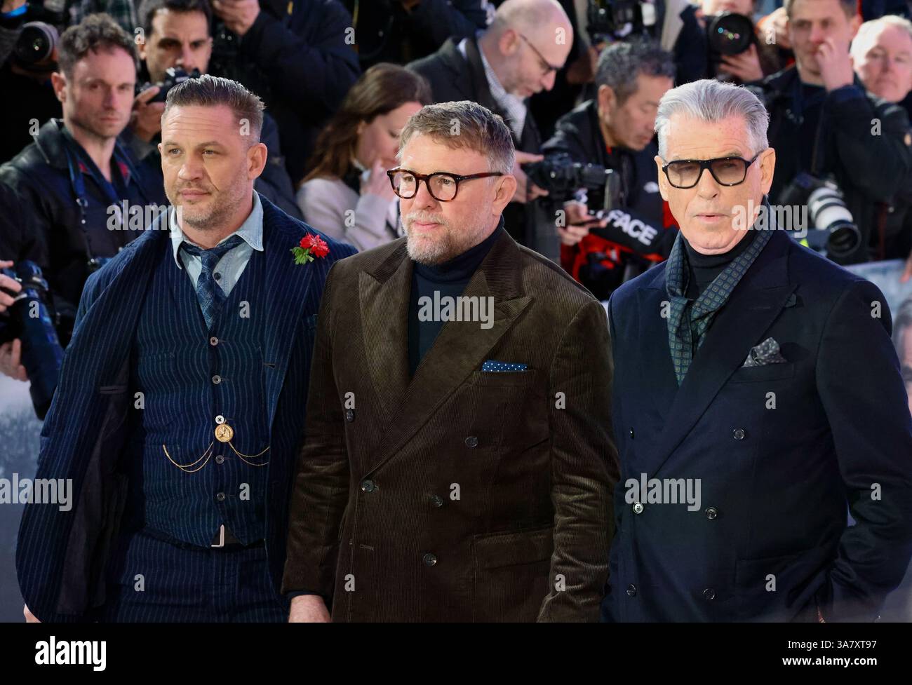 LONDRES, ANGLETERRE - MARS 27 : Pierce Brosnan, Guy Ritchie et Tom Hardy assistent à la première mondiale MobLand à l'Odeon luxe Leicester Square le 27 mars 2025 à Londres, Angleterre Banque D'Images
