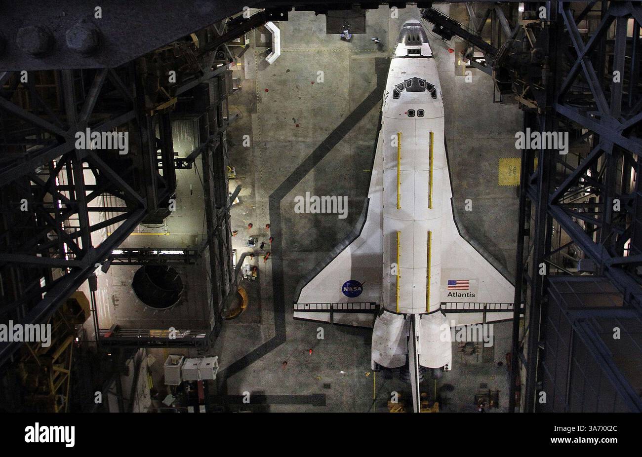 31 octobre 2012 - Kennedy Space Center, Floride, États-Unis - la navette spatiale Atlantis OV-104 est stationnée à l'intérieur du bâtiment d'assemblage des véhicules, au Kennedy Space Center en Floride. Vendredi, la NASA déplacera l'orbiteur dans sa nouvelle maison au Kennedy Space Center Visitors Complex. (Crédit image : © Red Huber/MCT/ZUMAPRESS.com) Banque D'Images