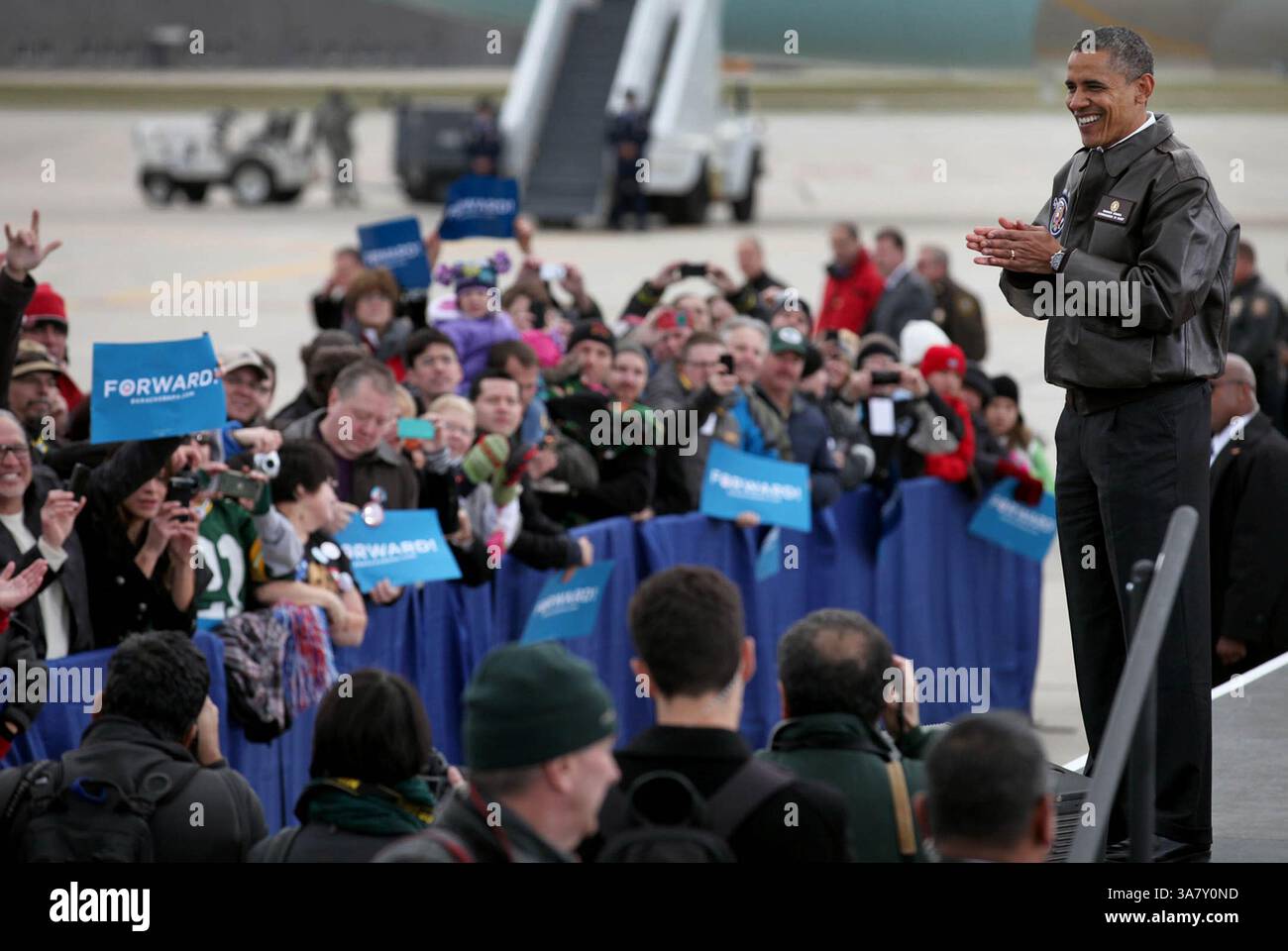 1er novembre 2012 - Green Bay, WI, États-Unis - le président Barack Obama se tourne pour saluer la foule après son discours du jeudi 1er novembre 2012, lors d'une escale de campagne à l'aéroport international Austin Straubel de Green Bay dans le Wisconsin. (Crédit image : © Kristyna Wentz-Graff/MCT/ZUMAPRESS.com) Banque D'Images