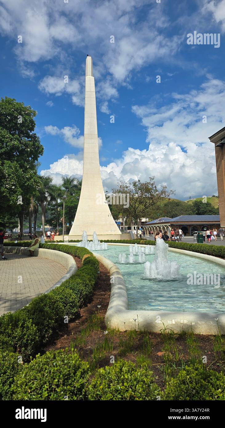 Grand monument d'obélisque blanc avec fontaine et ciel bleu dans la place publique de la ville tropicale, paysage de jour ensoleillé - Image de stock capturée avec un smartphone
