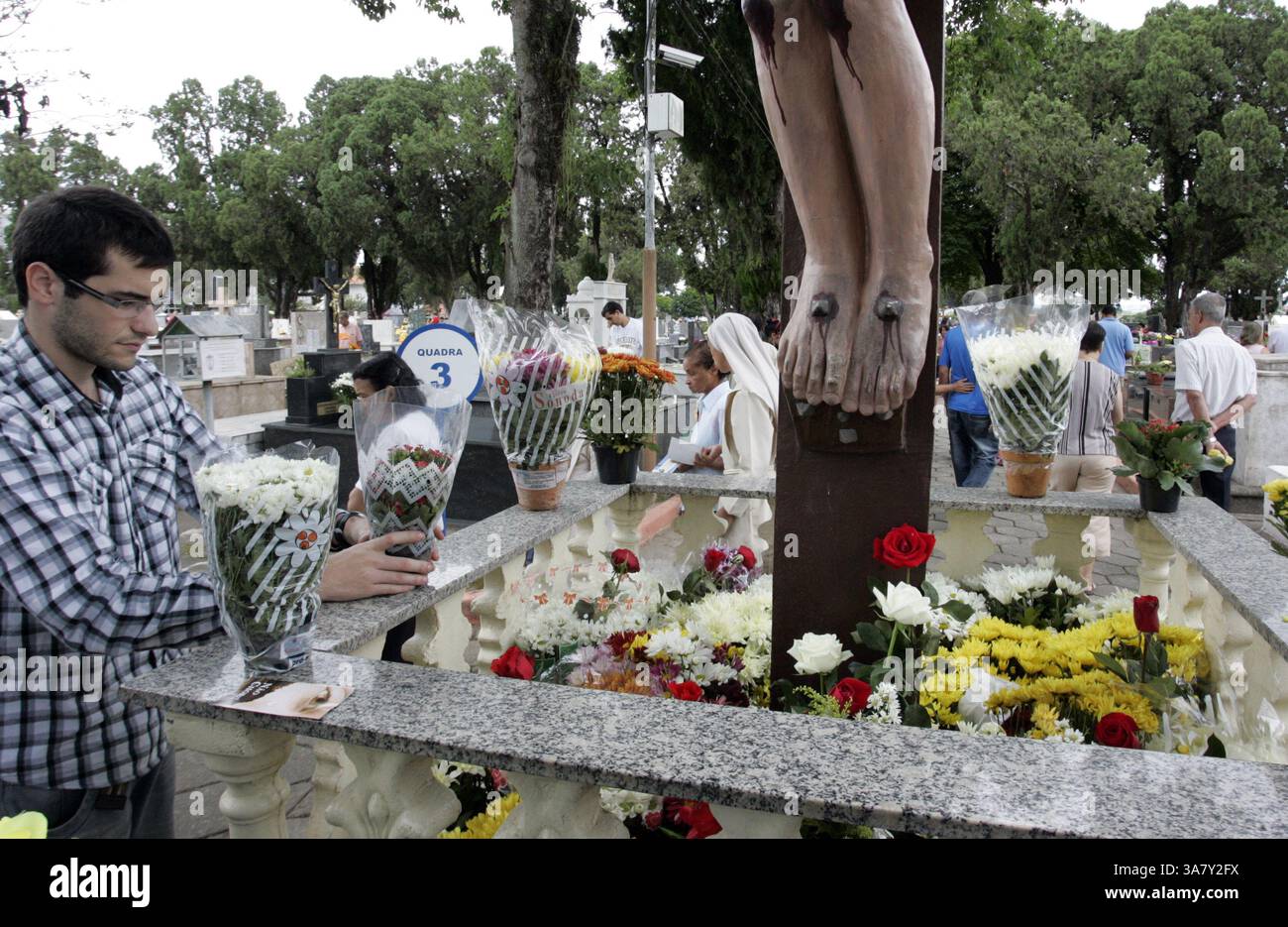 2 novembre 2012 - Sao Jose dos Campos, SAO PAULO, Brésil - vacances des morts - plus de 80 mille personnes passent par le cimetière Horta Peace situé dans le centre de la ville pour visiter leurs proches. Ils prennent des fleurs, allument des bougies et prient. Profitez également de l'occasion pour visiter les tombes de personnes célèbres de la ville qui sont enterrées dans ce cimetière. Photo : Marcelo Alves / Zumapress.com 02 11 2012 Sao Jose dos Campos, SP. Brésil. (Crédit image : © Marcelo Alves/ZUMAPRESS.com) Banque D'Images