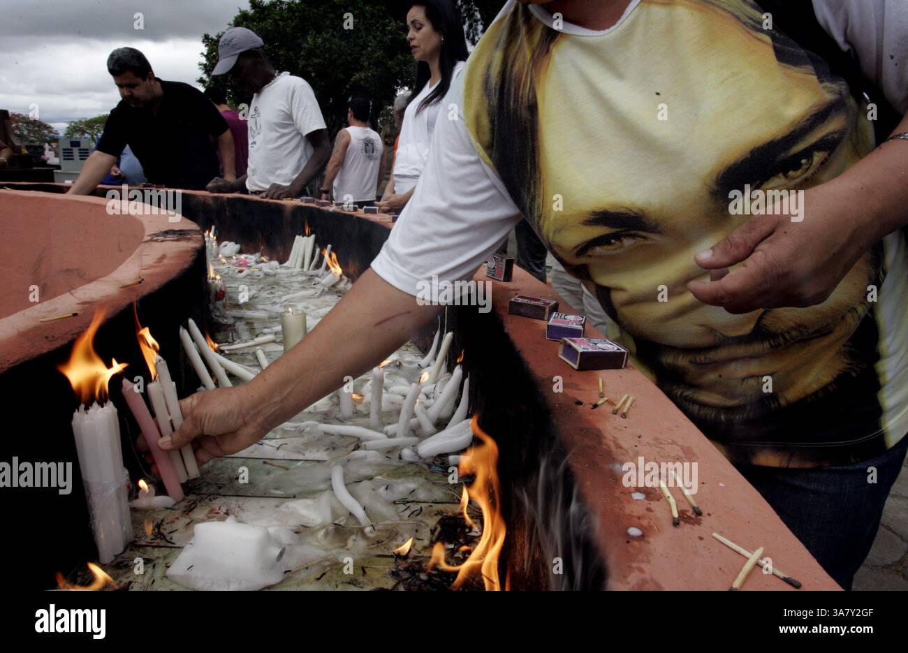 2 novembre 2012 - Sao Jose dos Campos, SAO PAULO, Brésil - vacances des morts - plus de 80 mille personnes passent par le cimetière Horta Peace situé dans le centre de la ville pour visiter leurs proches. Ils prennent des fleurs, allument des bougies et prient. Profitez également de l'occasion pour visiter les tombes de personnes célèbres de la ville qui sont enterrées dans ce cimetière. Photo : Marcelo Alves / Zumapress.com 02 11 2012 Sao Jose dos Campos, SP. Brésil. (Crédit image : © Marcelo Alves/ZUMAPRESS.com) Banque D'Images