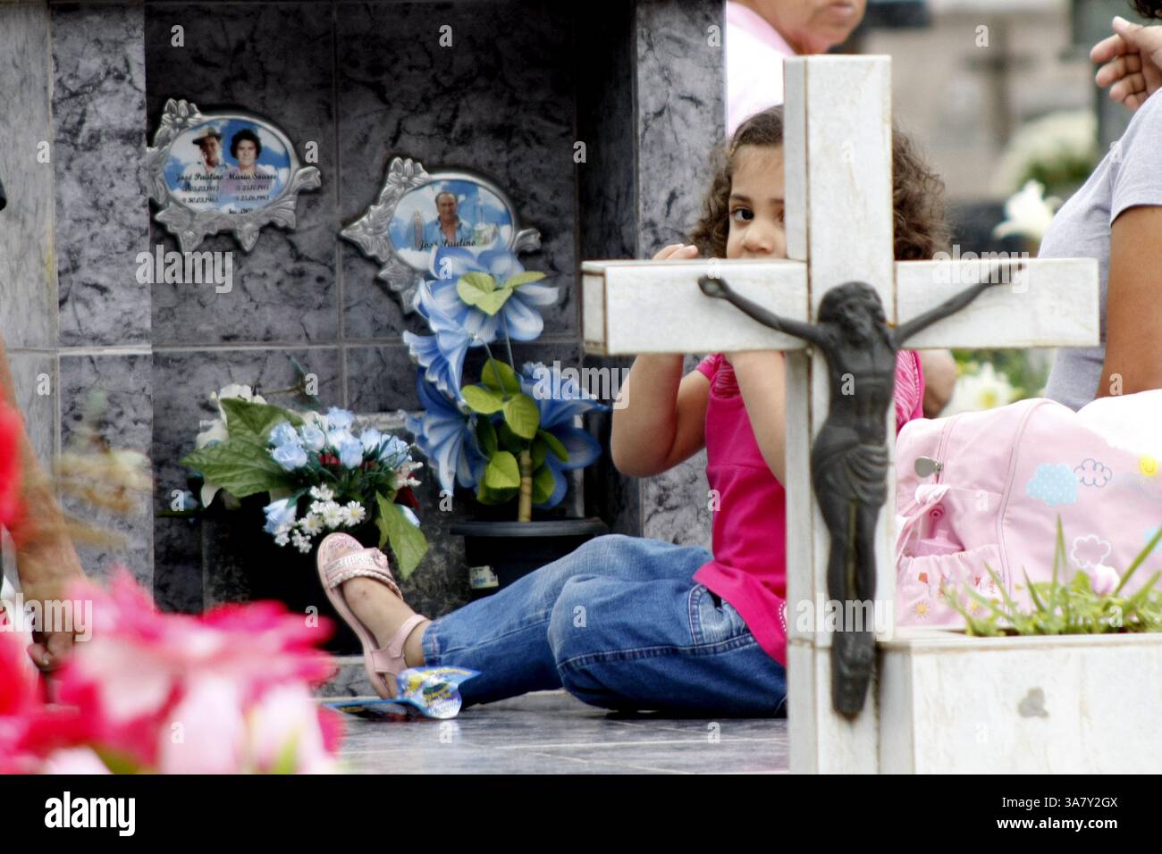 2 novembre 2012 - Sao Jose dos Campos, SAO PAULO, Brésil - vacances des morts - plus de 80 mille personnes passent par le cimetière Horta Peace situé dans le centre de la ville pour visiter leurs proches. Ils prennent des fleurs, allument des bougies et prient. Profitez également de l'occasion pour visiter les tombes de personnes célèbres de la ville qui sont enterrées dans ce cimetière. Photo : Marcelo Alves / Zumapress.com 02 11 2012 Sao Jose dos Campos, SP. Brésil. (Crédit image : © Marcelo Alves/ZUMAPRESS.com) Banque D'Images