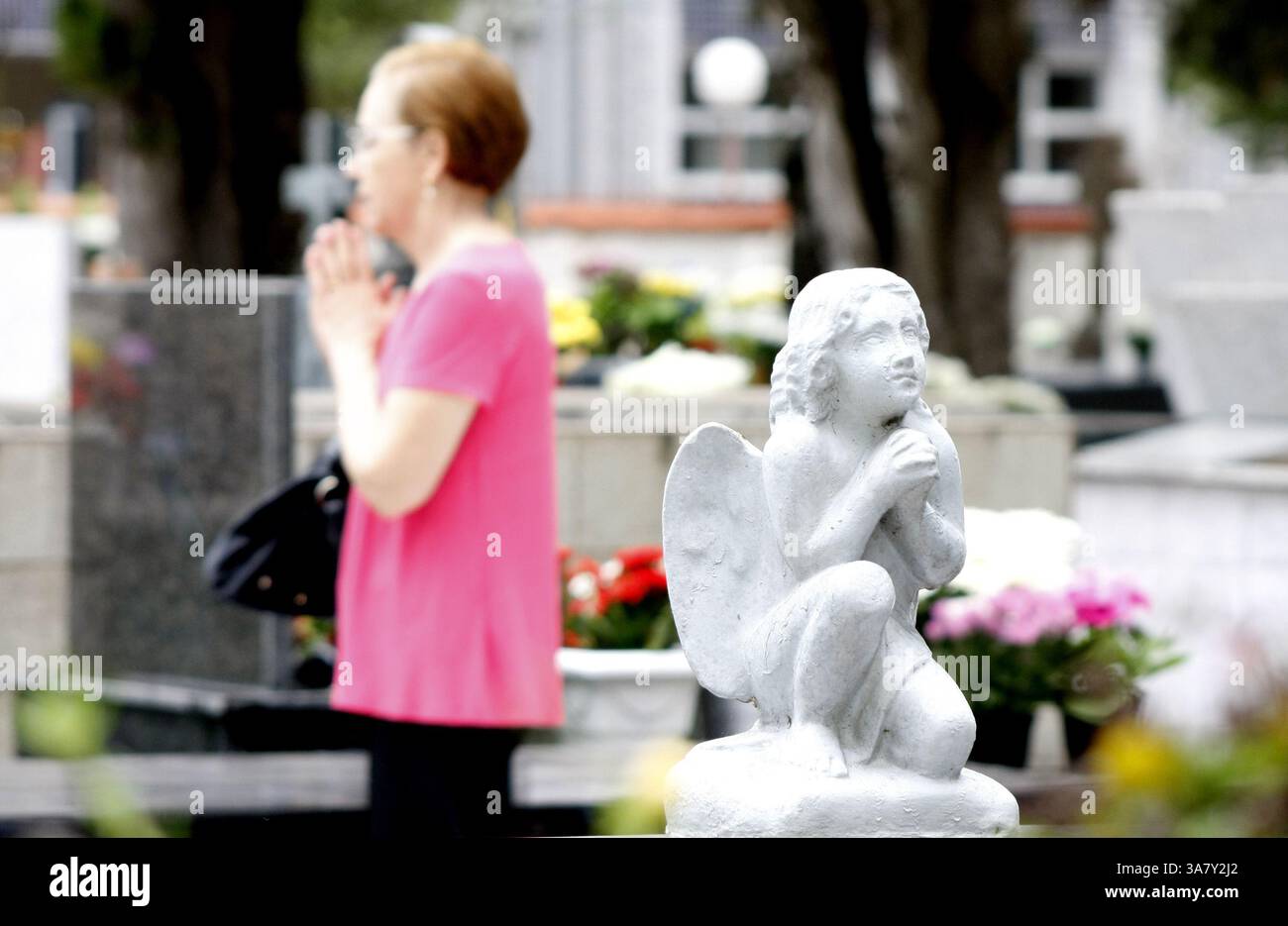 2 novembre 2012 - Sao Jose dos Campos, SAO PAULO, Brésil - vacances des morts - plus de 80 mille personnes passent par le cimetière Horta Peace situé dans le centre de la ville pour visiter leurs proches. Ils prennent des fleurs, allument des bougies et prient. Profitez également de l'occasion pour visiter les tombes de personnes célèbres de la ville qui sont enterrées dans ce cimetière. Photo : Marcelo Alves / Zumapress.com 02 11 2012 Sao Jose dos Campos, SP. Brésil. (Crédit image : © Marcelo Alves/ZUMAPRESS.com) Banque D'Images