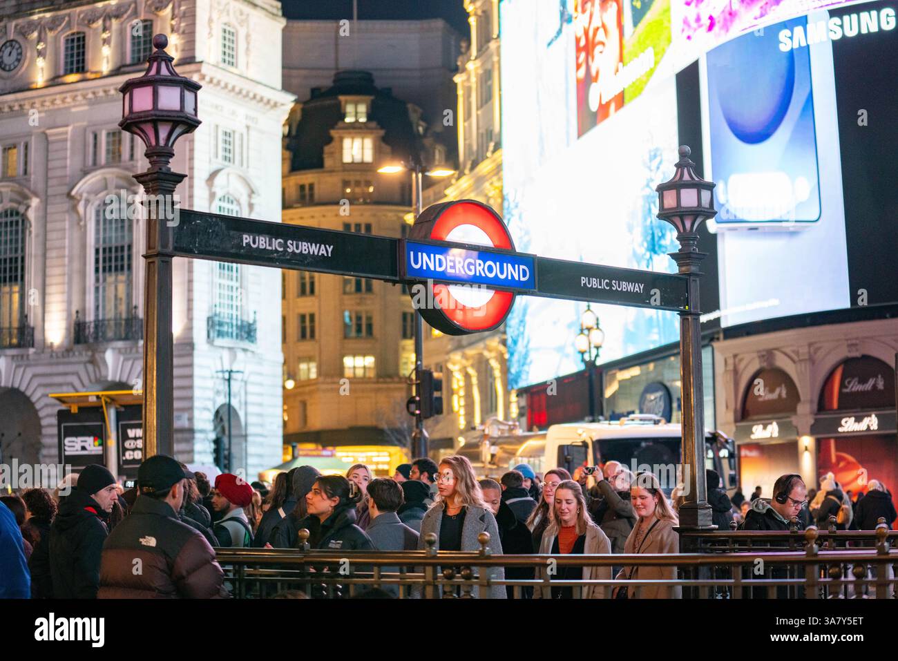 Scène nocturne à Picadilly Circus, centre de Londres, Angleterre, Royaume-Uni avec panneau Underground. Banque D'Images
