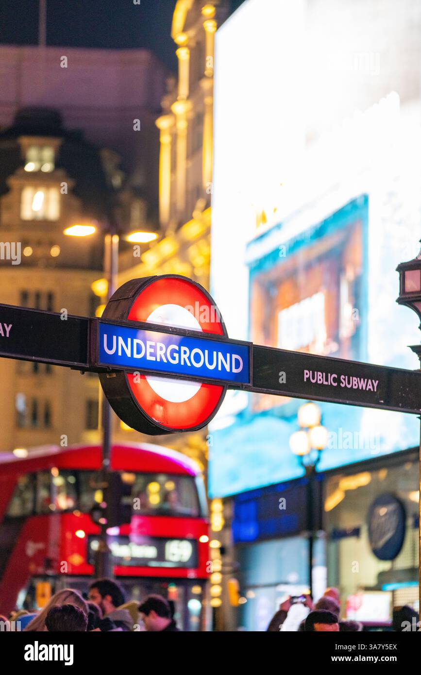 Scène nocturne à Picadilly Circus, centre de Londres, Angleterre, Royaume-Uni avec panneau Underground. Banque D'Images