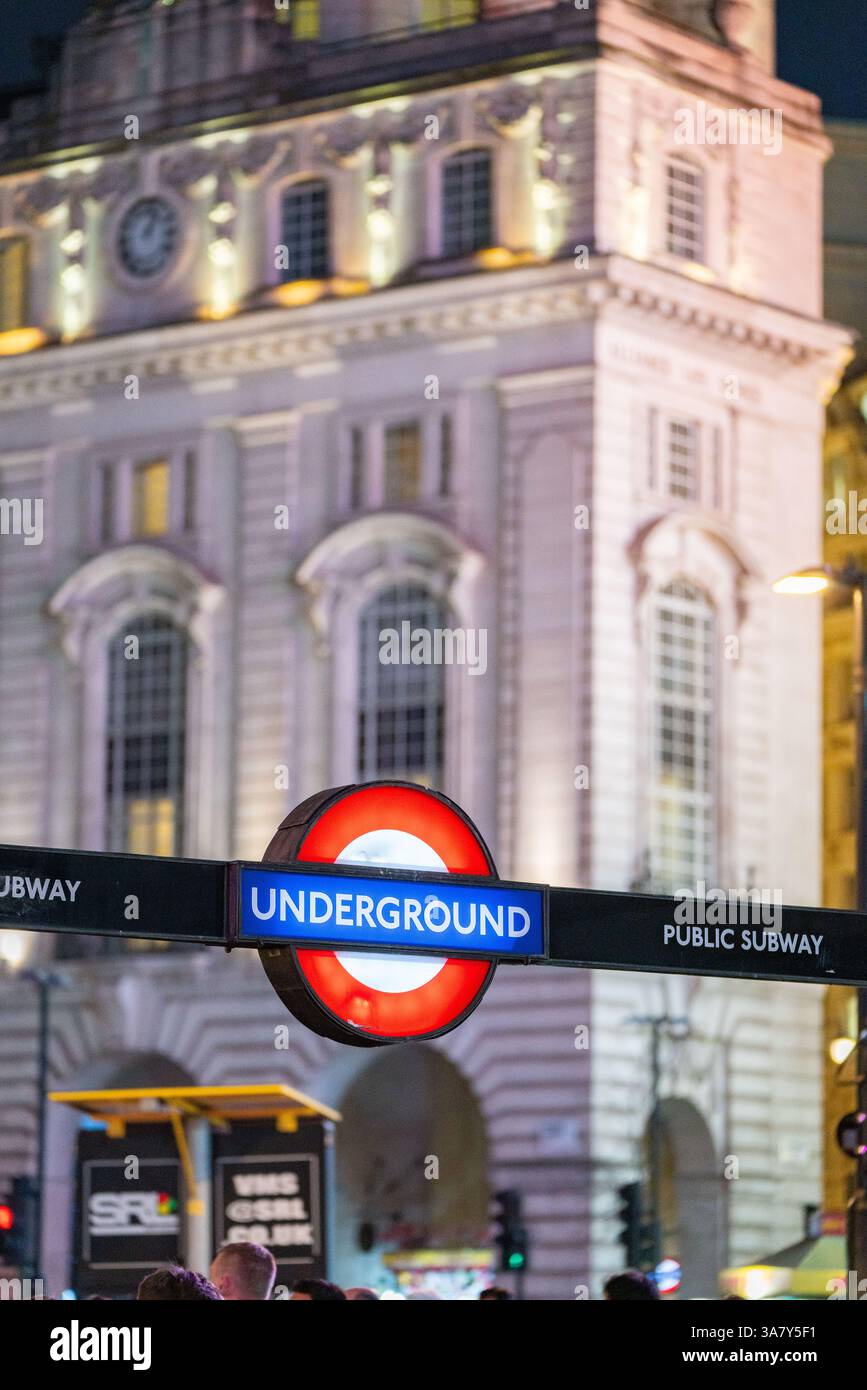 Scène nocturne à Picadilly Circus, centre de Londres, Angleterre, Royaume-Uni avec panneau Underground. Banque D'Images