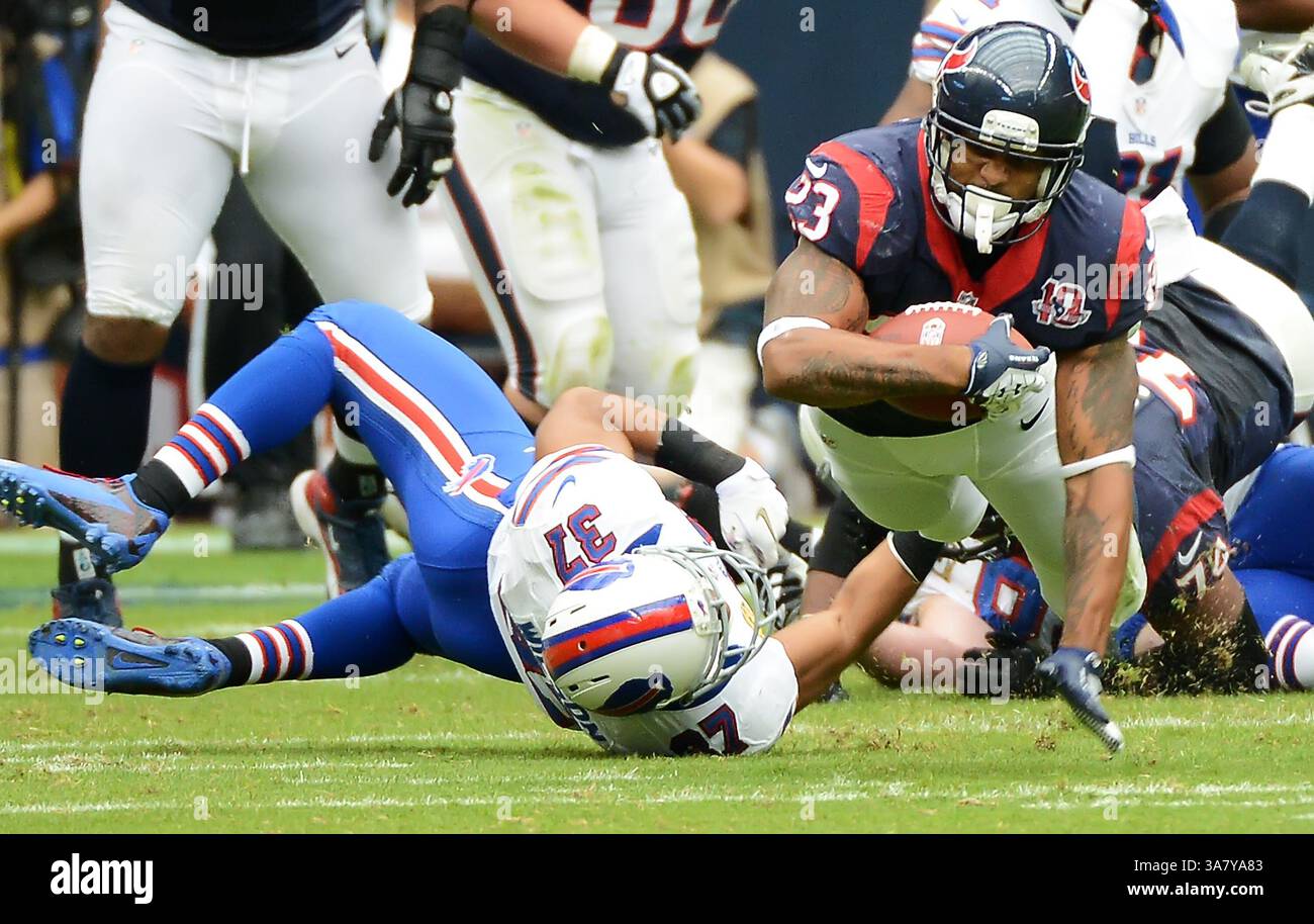 4 novembre 2012 - Houston, Texas, États-Unis - ARIAN FOSTER (23) des Texans de Houston plonge pour des yards supplémentaires alors qu'il est attaqué par GEORGE WILSON (37) des Bills de Buffalo dans la première moitié de leur match. (Crédit image : © George Bridges/MCT/ZUMAPRESS.com) Banque D'Images