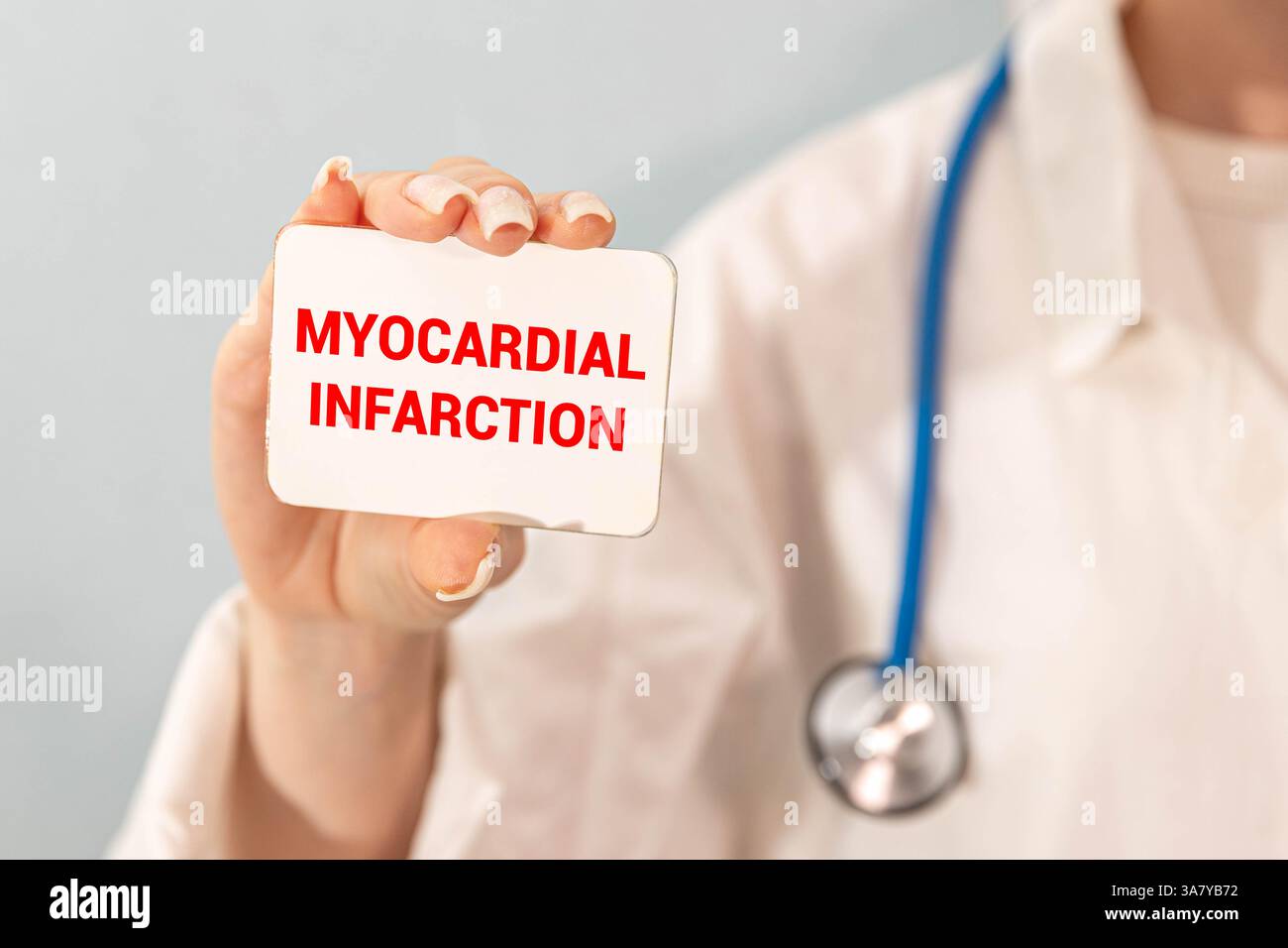 Terme médical infarctus du myocarde en carton vert isolé au stéthoscope. concept médical. Banque D'Images