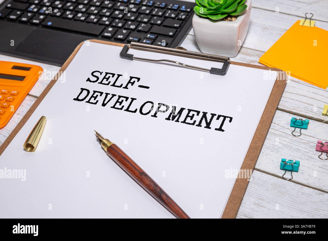 Concept d'économie et d'éducation. Il y a un papier qui colle d'une poche de jeans avec l'inscription - développer la conscience de soi Banque D'Images