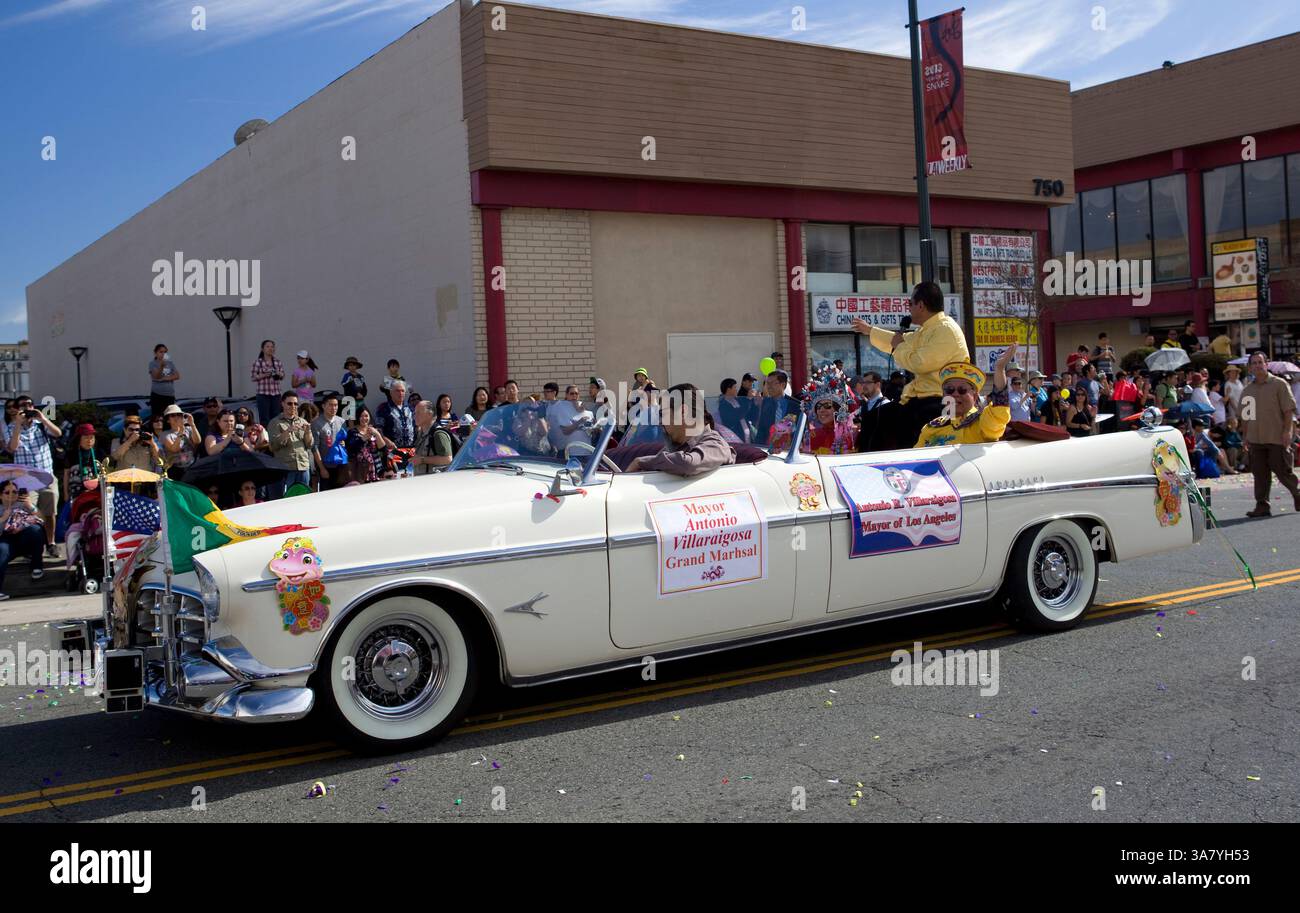 16 février 2013 - Los Angeles, Californie, États-Unis - le maire ANTONIO VILLARAIGOSA est grand maréchal lors de la 114e parade annuelle du Dragon d'Or pour célébrer le nouvel an chinois à Los Angeles. (Crédit image : © Anna Grabowska/ZUMAPRESS.com) Banque D'Images