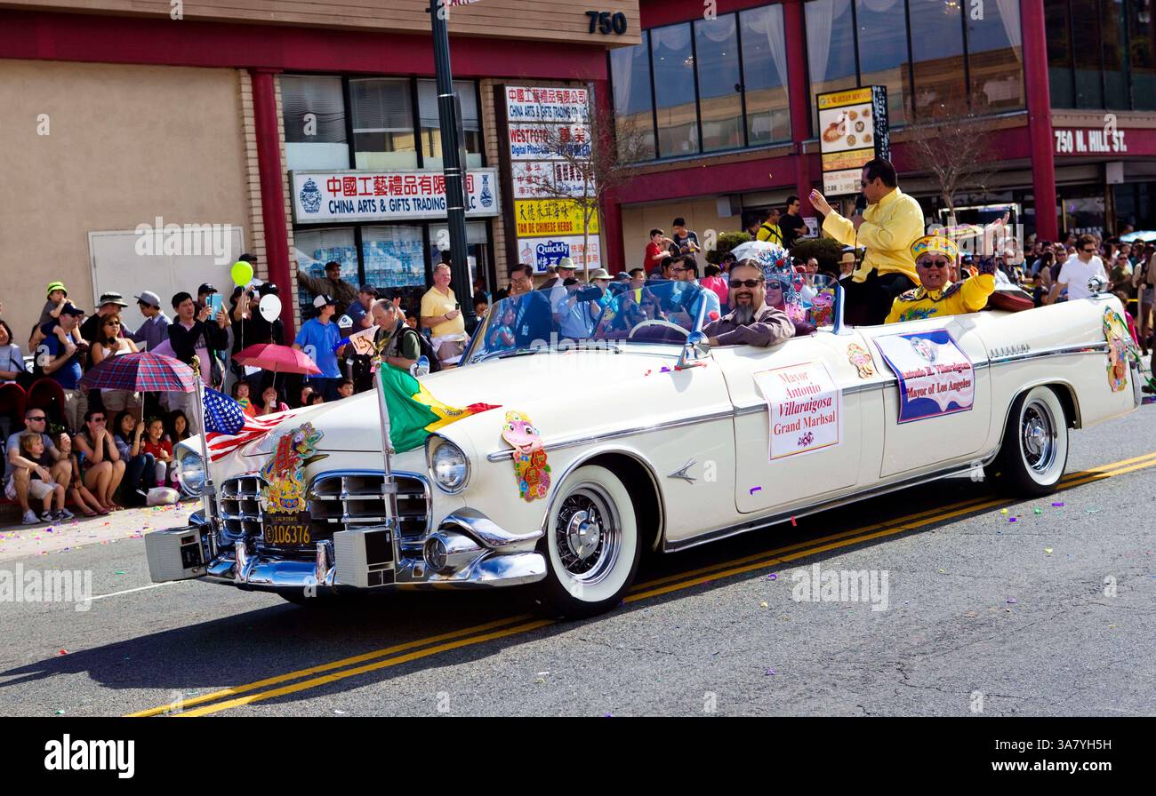16 février 2013 - Los Angeles, Californie, États-Unis - le maire ANTONIO VILLARAIGOSA est grand maréchal lors de la 114e parade annuelle du Dragon d'Or pour célébrer le nouvel an chinois à Los Angeles. (Crédit image : © Anna Grabowska/ZUMAPRESS.com) Banque D'Images