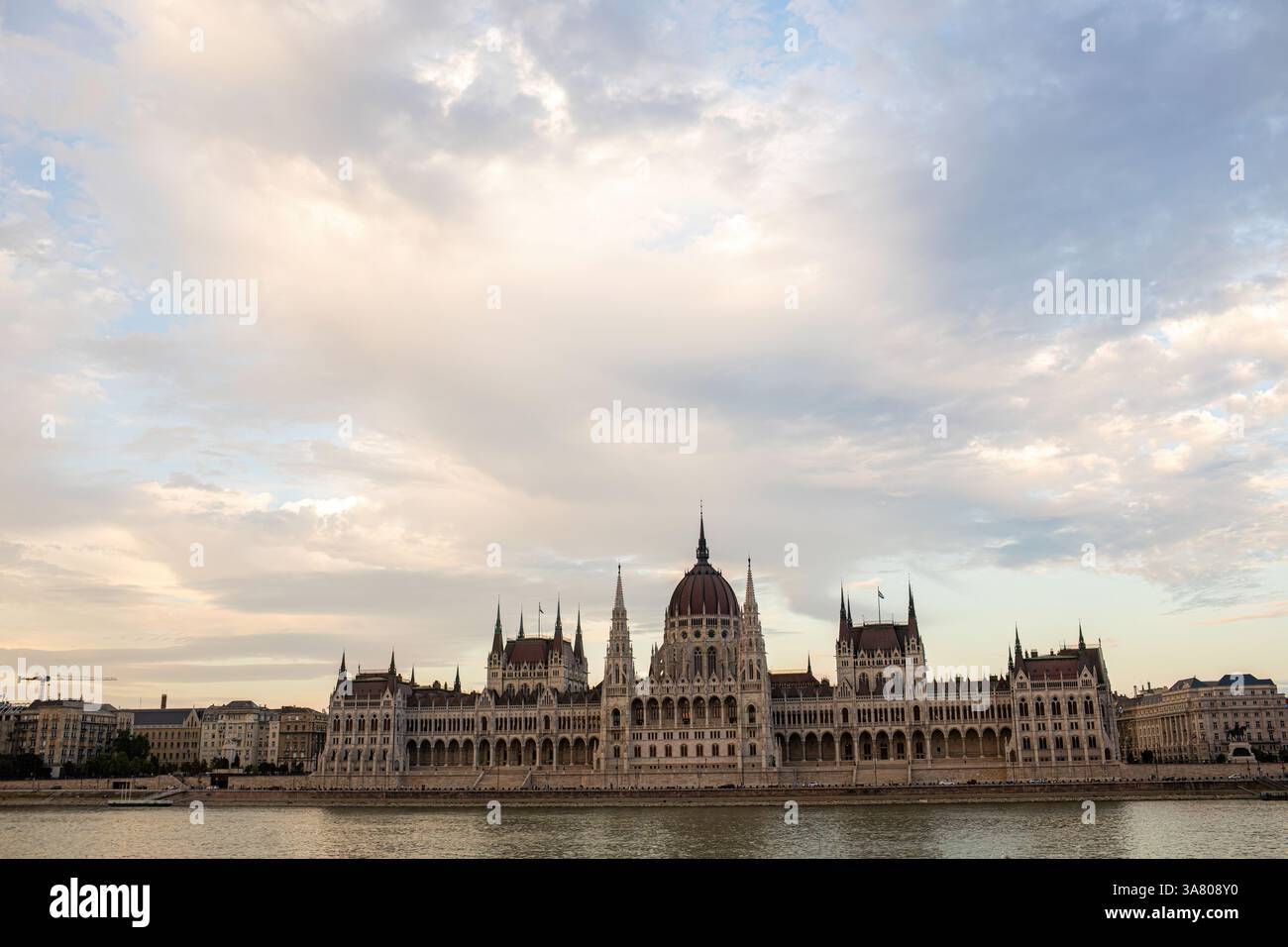 Budapest, Hongrie - 4 juillet 2023 : Parlement hongrois, bâtiments historiques et bâtiment du gouvernement Banque D'Images